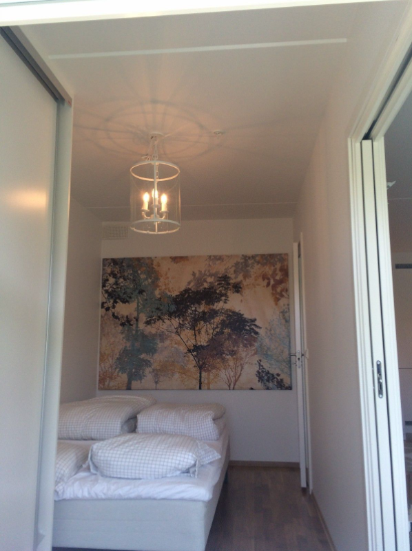 Soverom med 140cm seng og stor skyvedørsgarderobe. Stort vindu som gir gode lysforhold. 