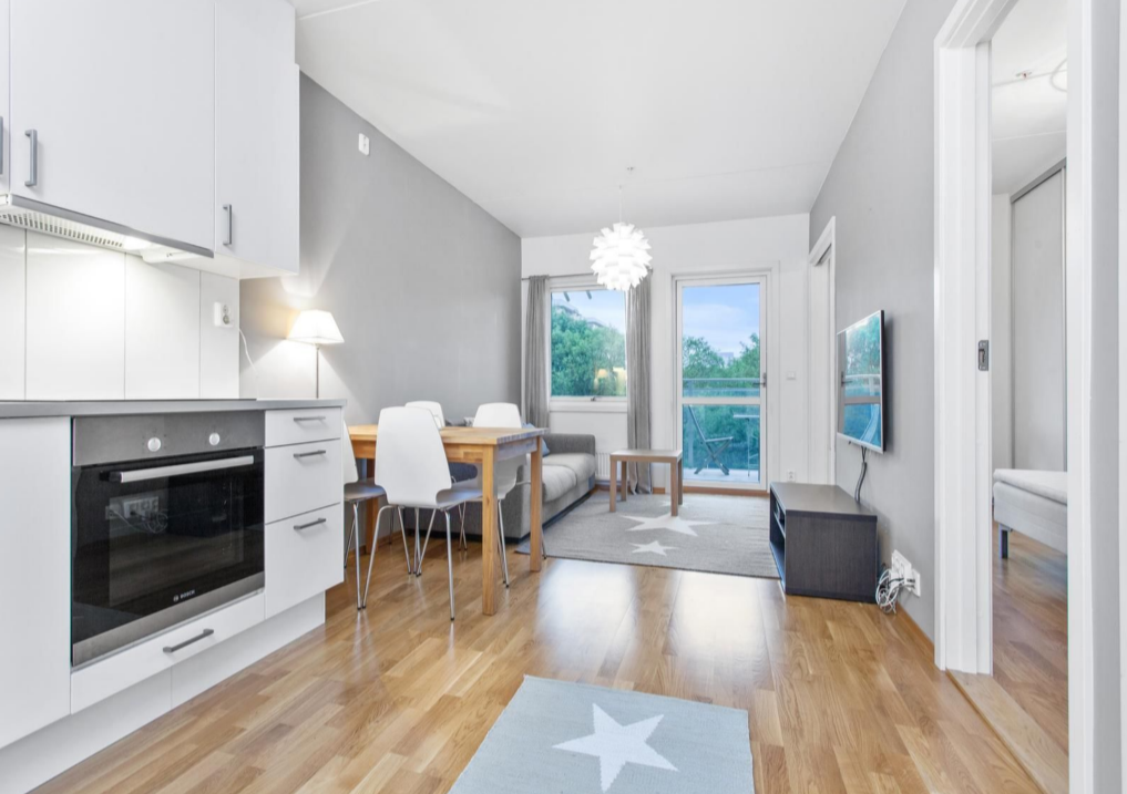 Flott møblert med solrik balkong i forlengelse av leiligheten, godt med lysinnslipp fra vinduer og dør.