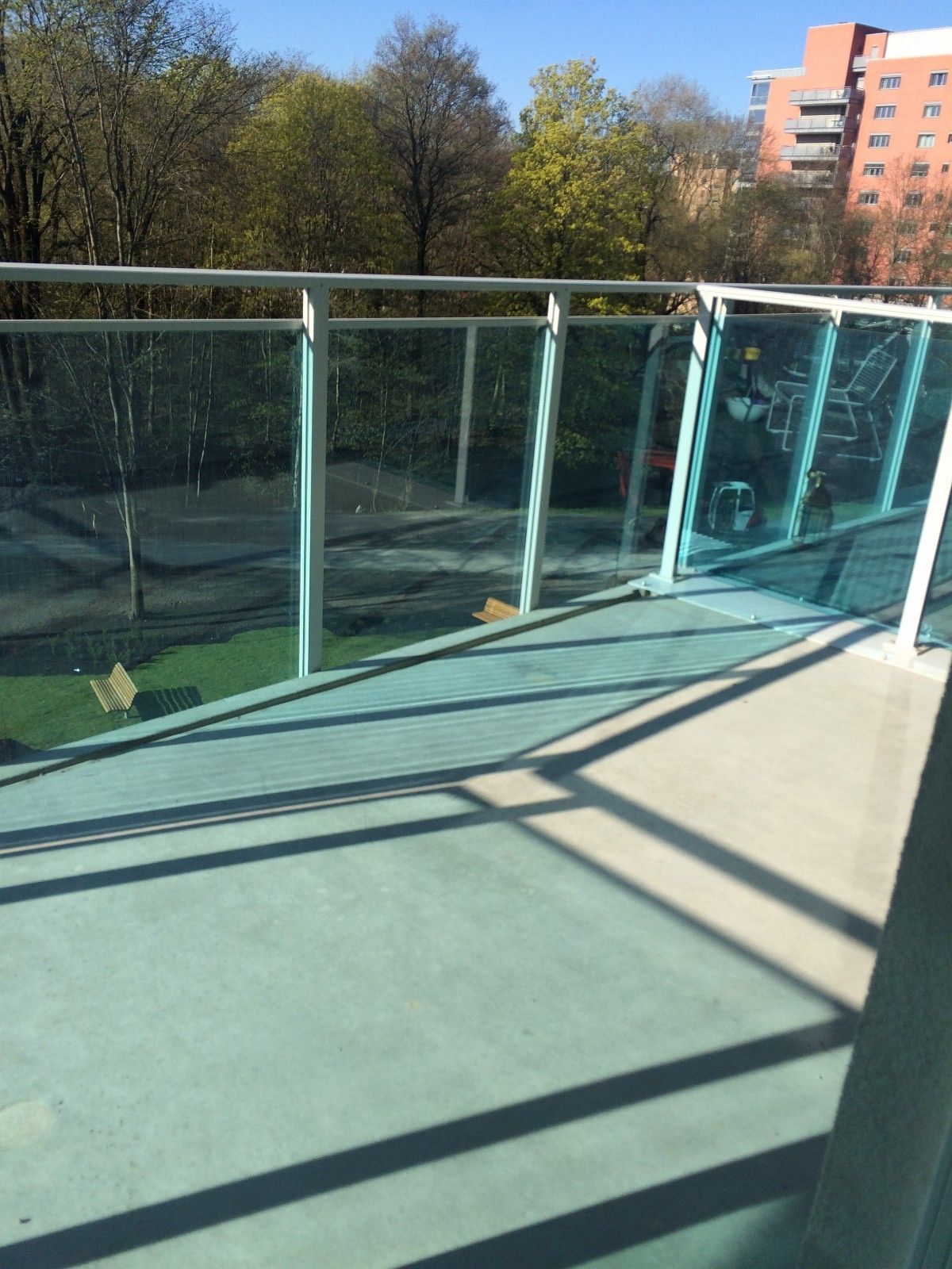 Stor og solrik balkong med flott utsikt til nærliggende grøntområder. God plass til utemøbler, stoler og bord medfølger. 