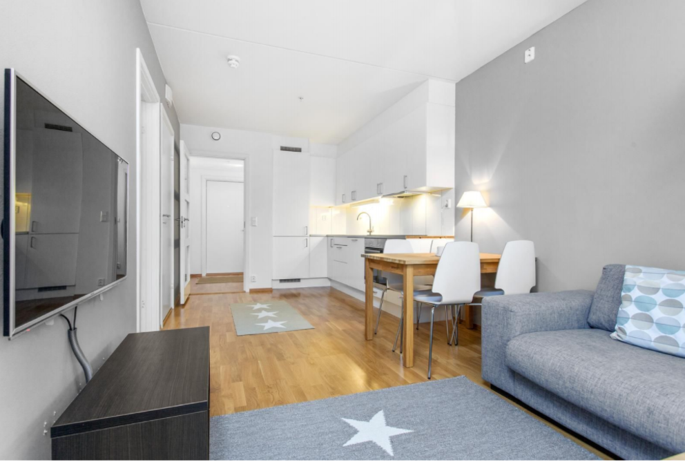 Lys og trivelig stue med sofa, tv og spisebord. Leies ut møblert. God innvendig bod samt bod i kjeller.