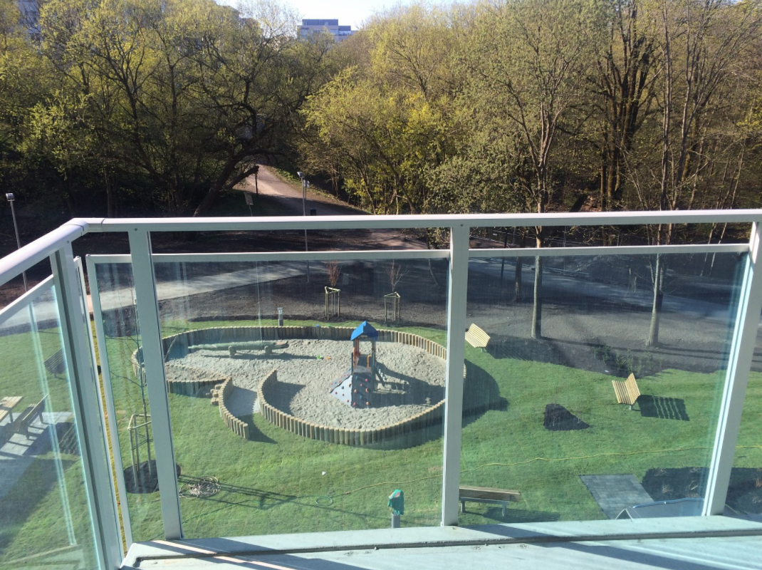 Stor og solrik balkong med flott utsikt til nærliggende grøntområder. God plass til utemøbler, stoler og bord medfølger. 