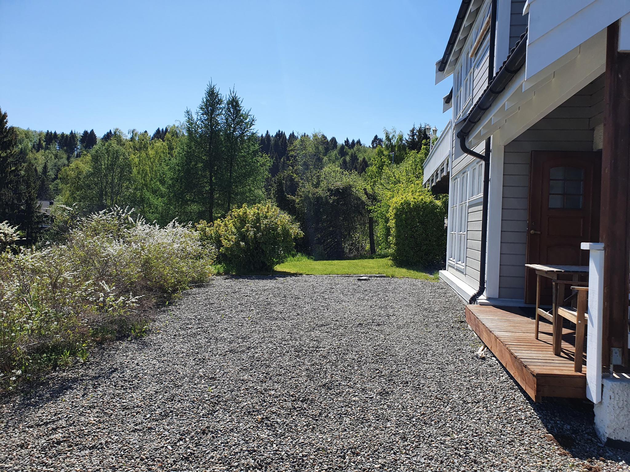 Leiligheten har egen privat inngang med eget privat uteareal.