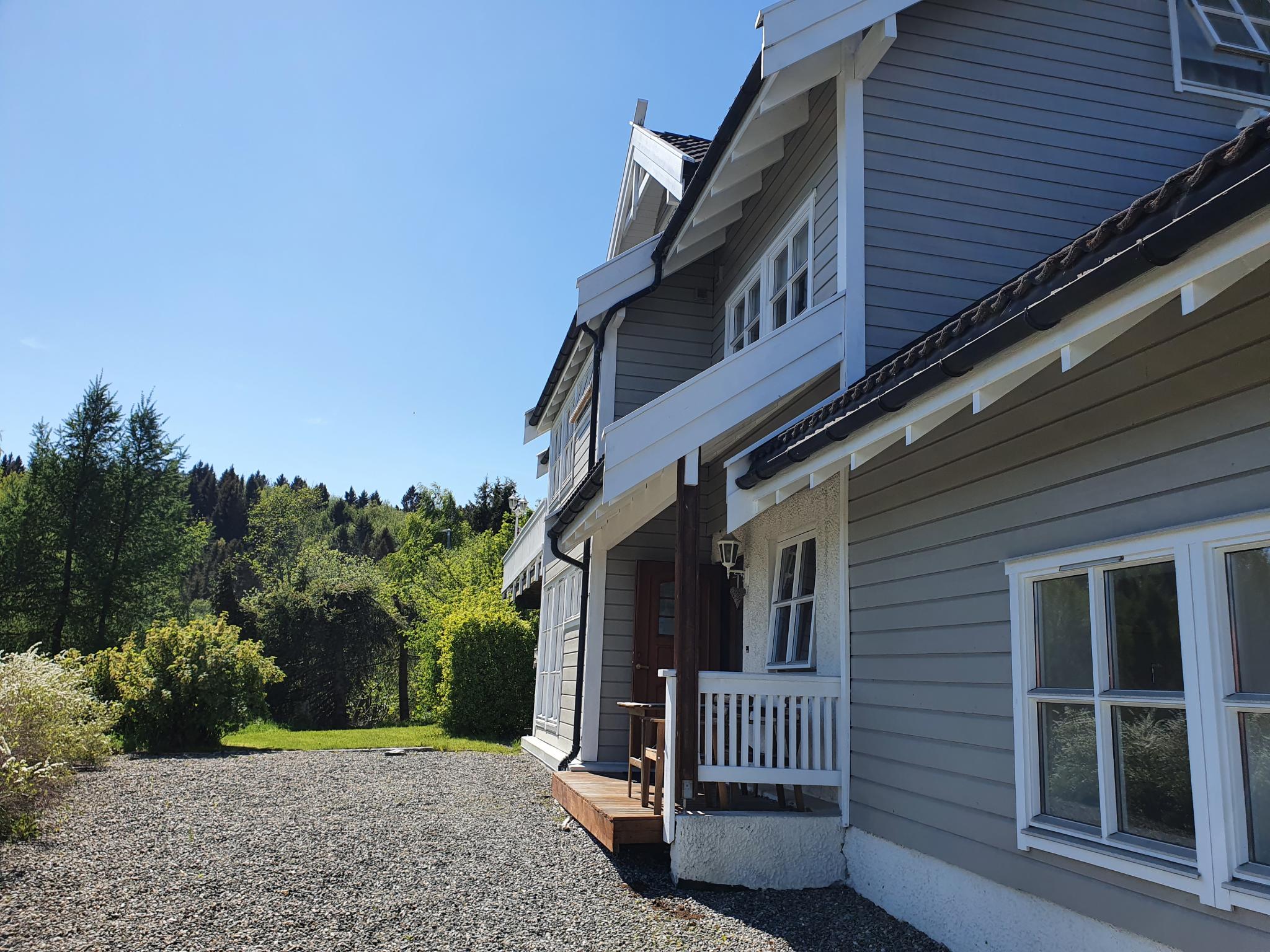 Det er en koselig hage foran leiligheten som kan benyttes av leietaker.