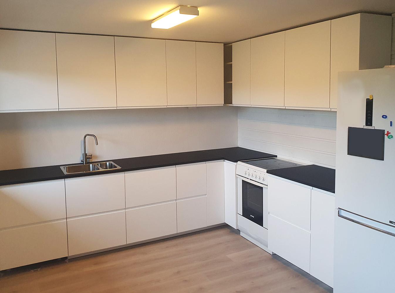 I tillegg til hvitevarer på kjøkken, så medfølger også kombinert vaskemaskin og tørketrommel på bad.