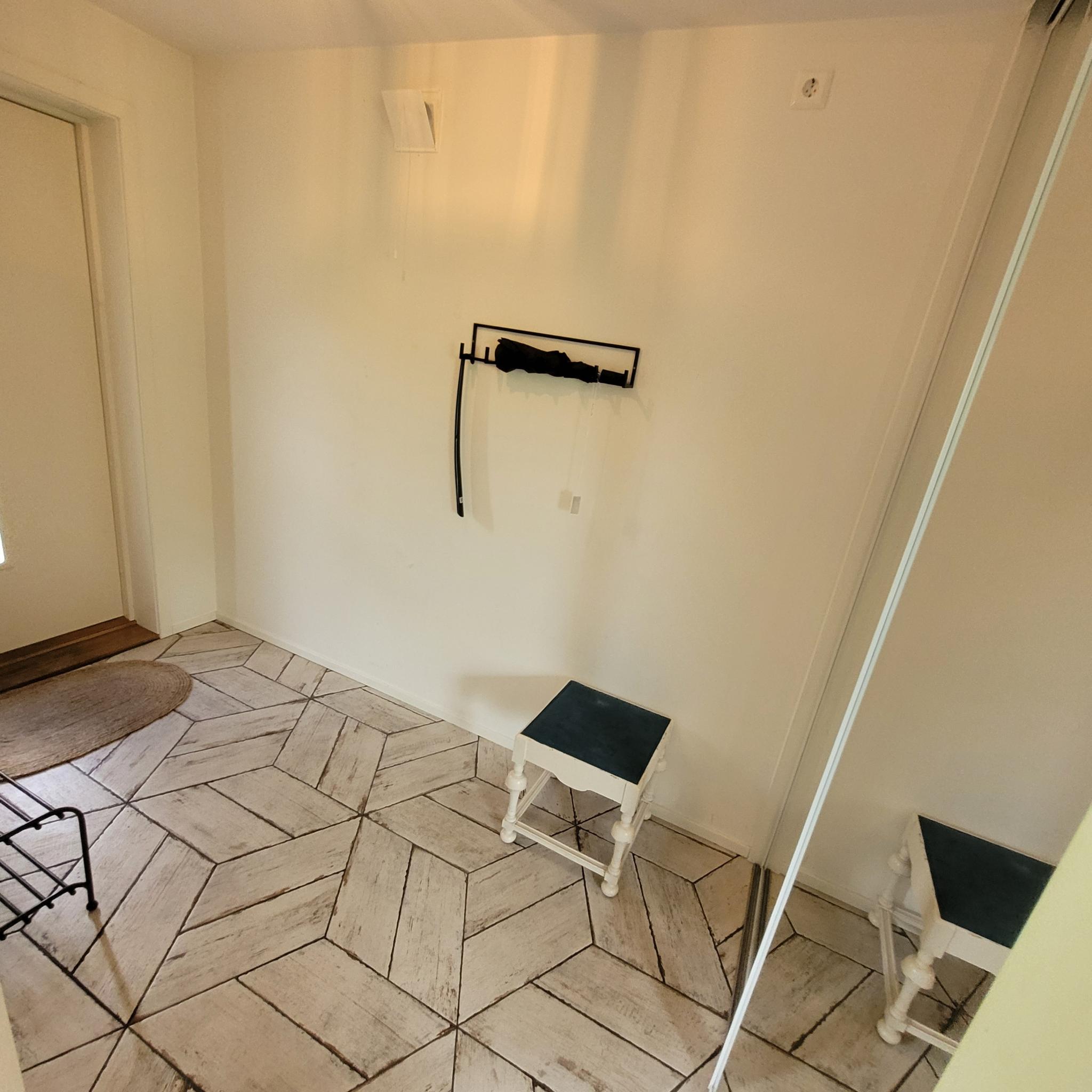 Stor gang med skyvedørsskap som har store speil