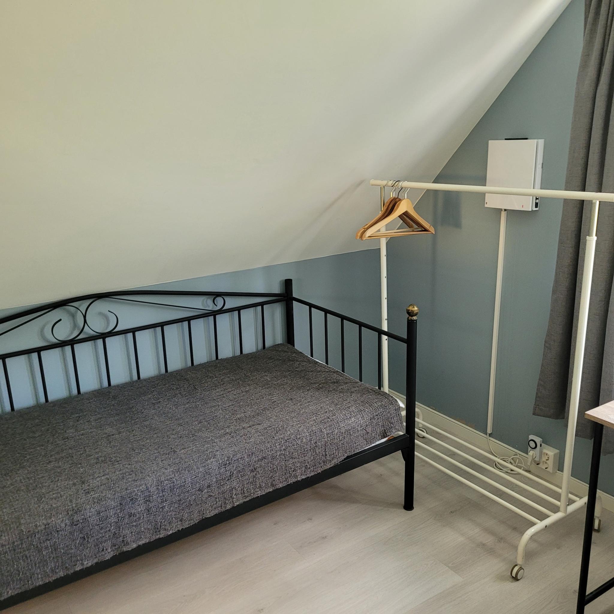 Venstre side av det minste soverommet i 2. etasje