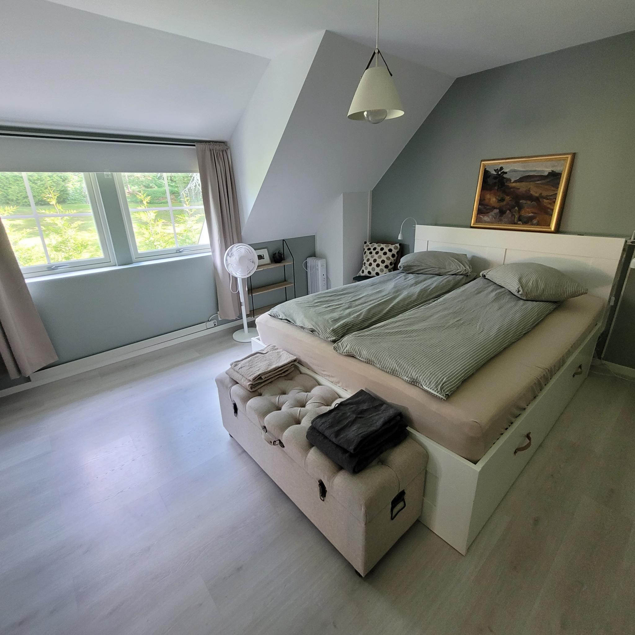 Hovedsoverommet med 1,60 bred dobbeltseng