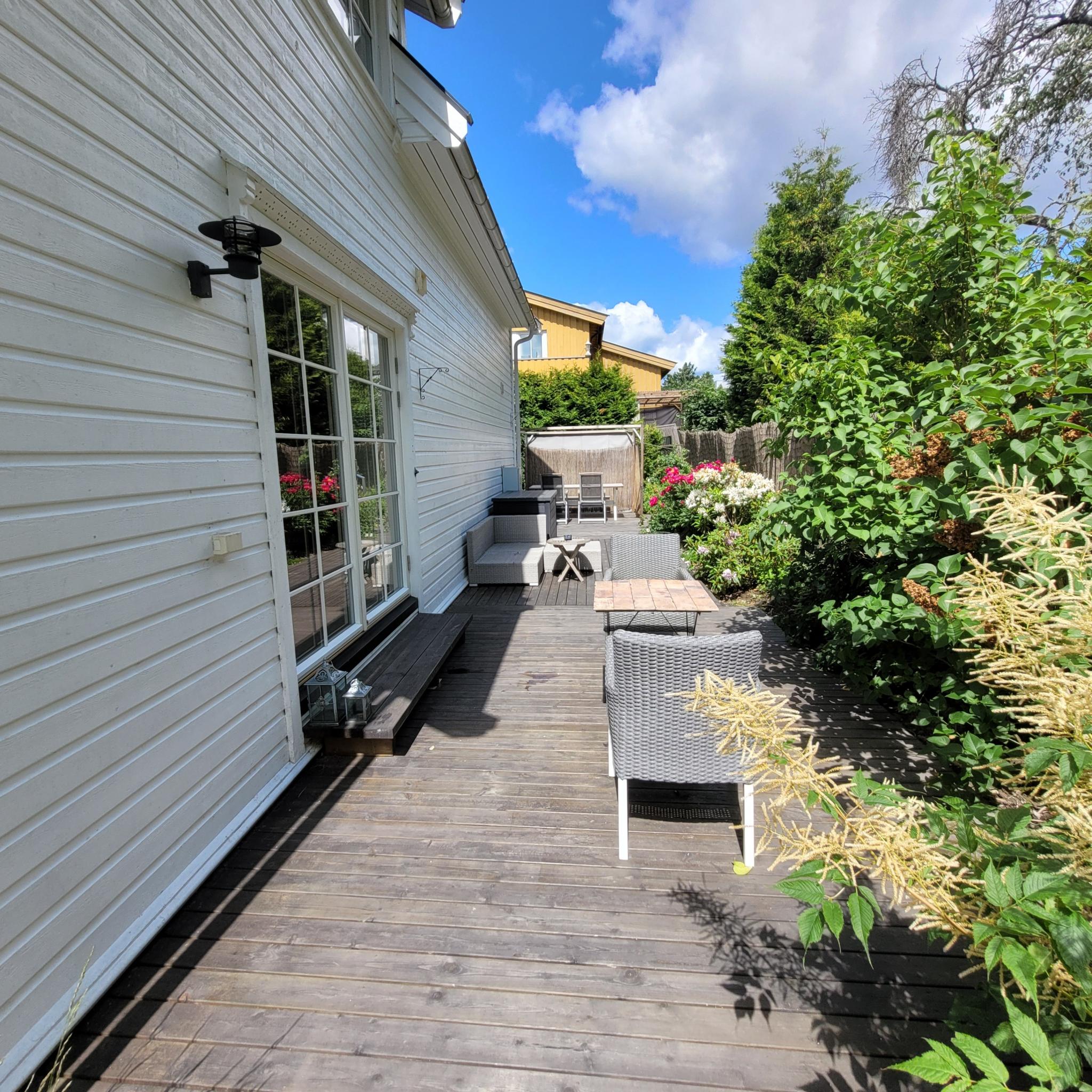 Stor, usjenert terrasse med utgang fra stuen