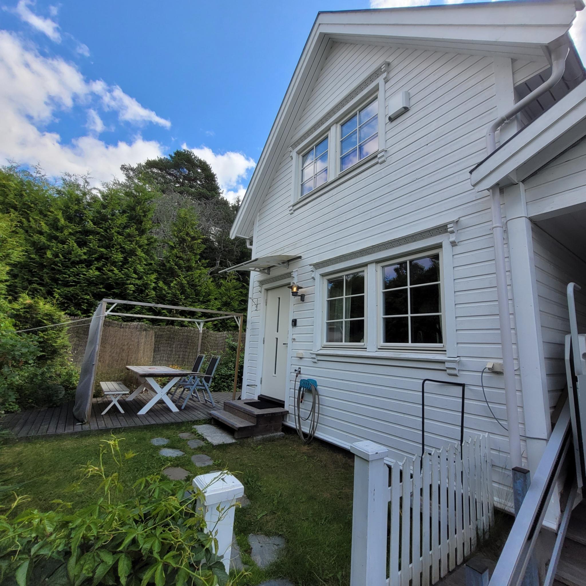 Egen inngang fra et lite hageområde