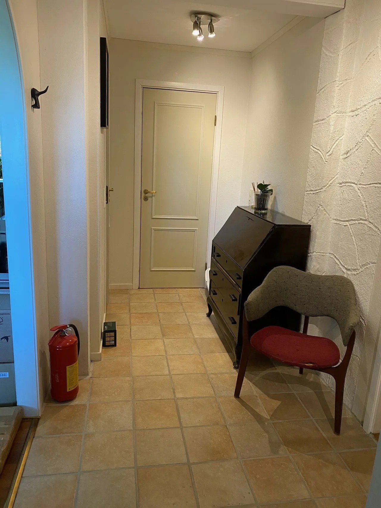 Innergang med dør mot stor bod inne