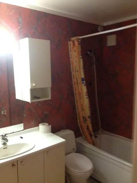 Stort bad med badekar og plass til vaskemaskin