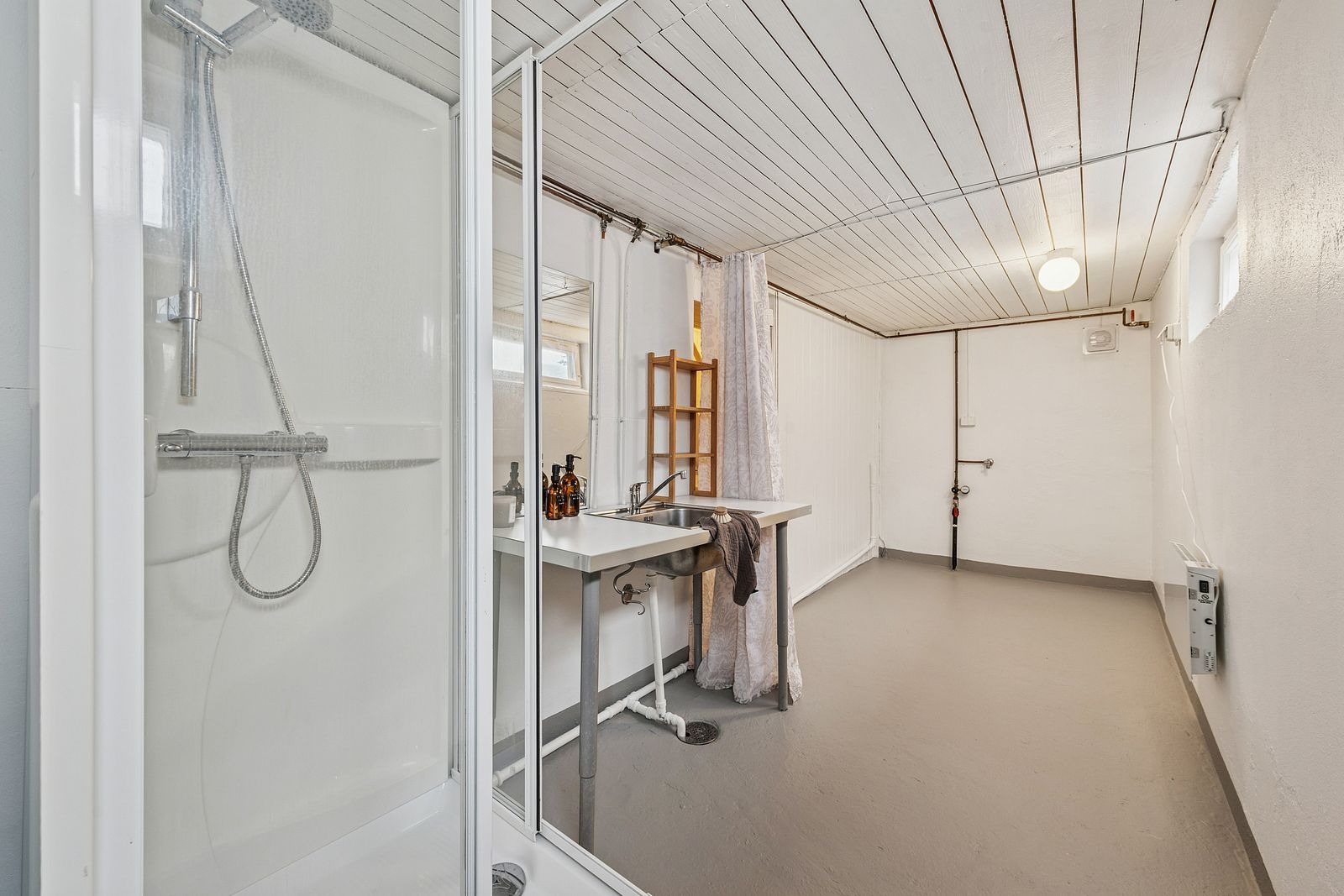 Vaskerom med dusj, opplegg for  vaskemaskin og tørketrommel