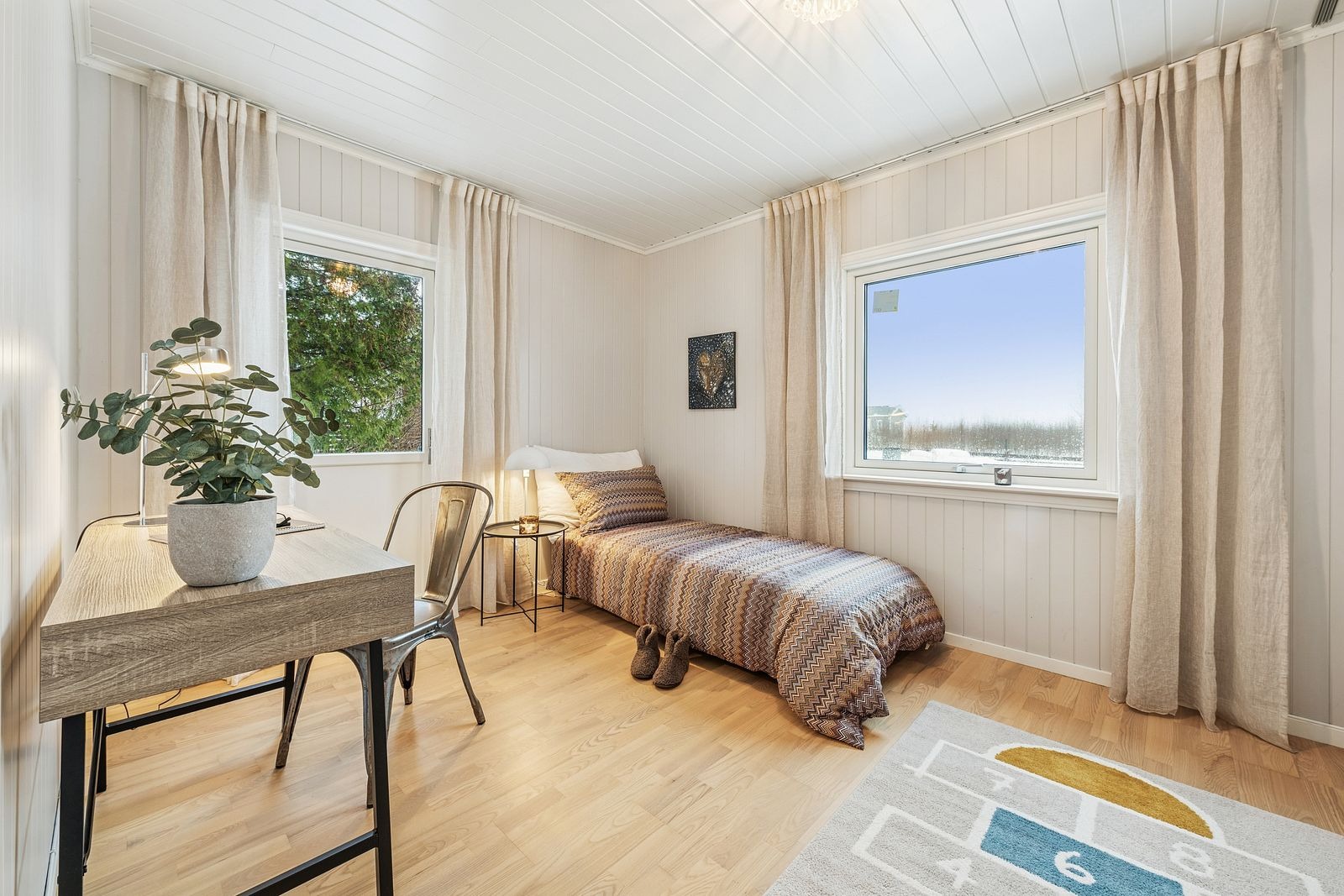Soverom 2 har egen utgang til hagen og hel vegg med åpen og praktisk Elfa-garderobe, ikke synlig på bildet