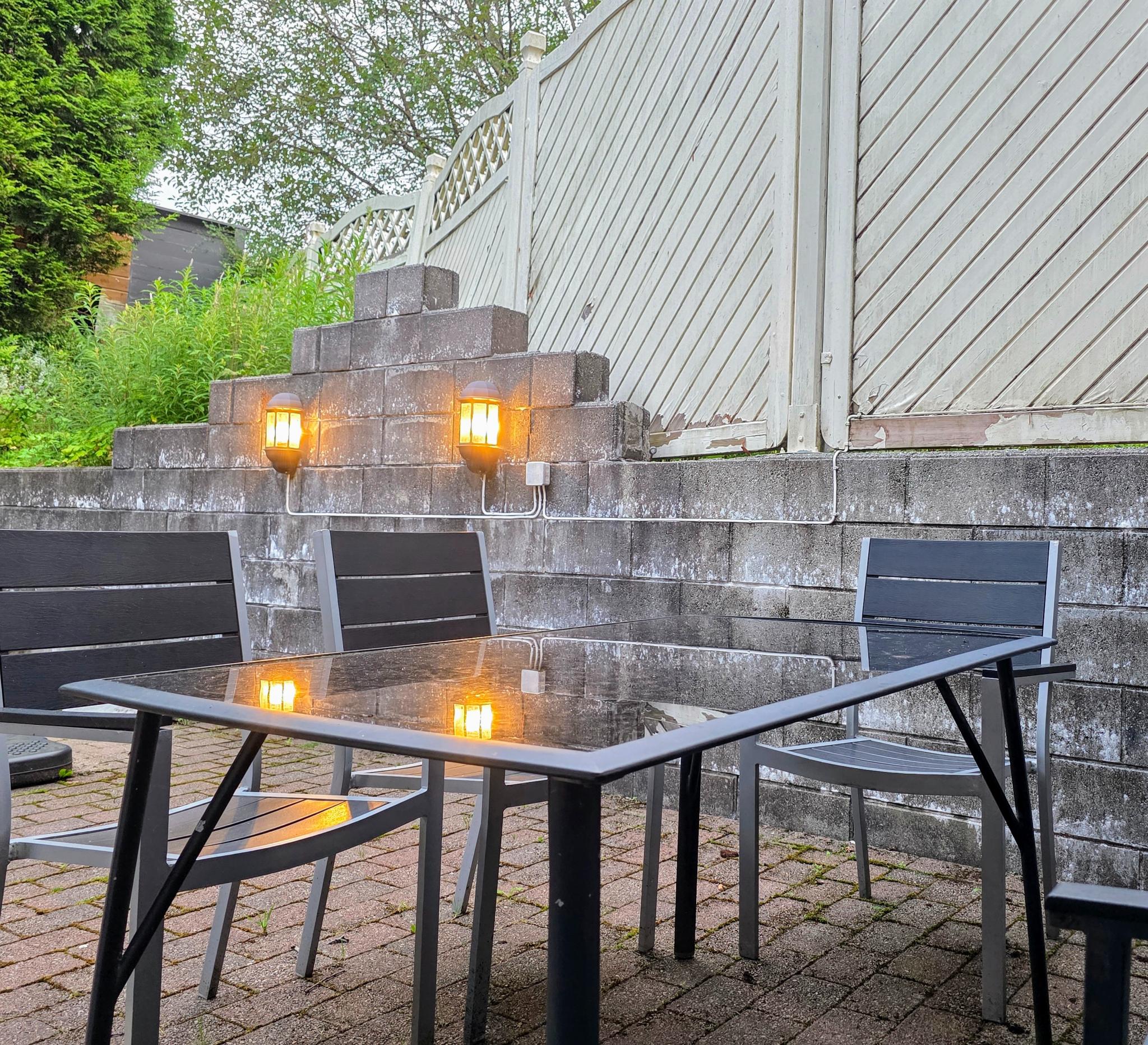 Tilgang til stor uteplass på ca 100 m2. Muligheter for grilling, og det er belysning og utvendig stikkontakt.