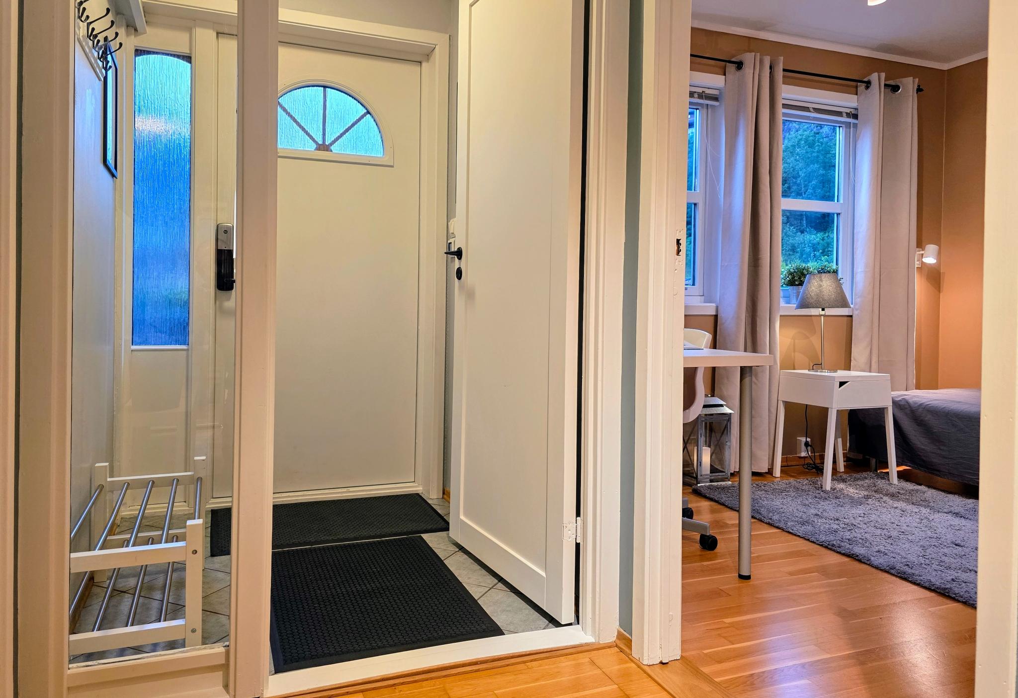 Entre med knagger for ytterklær