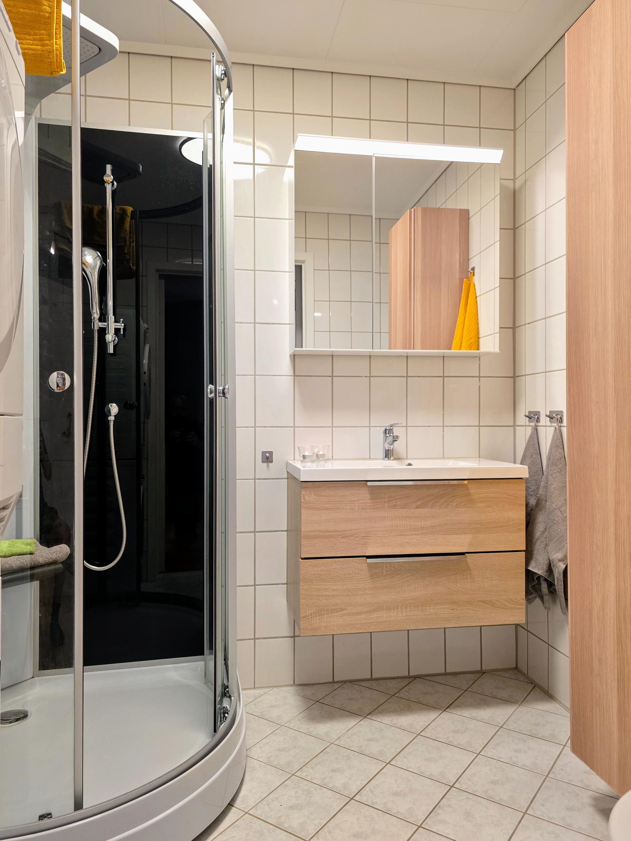 Bad med stor massasjedusj (100x100cm)