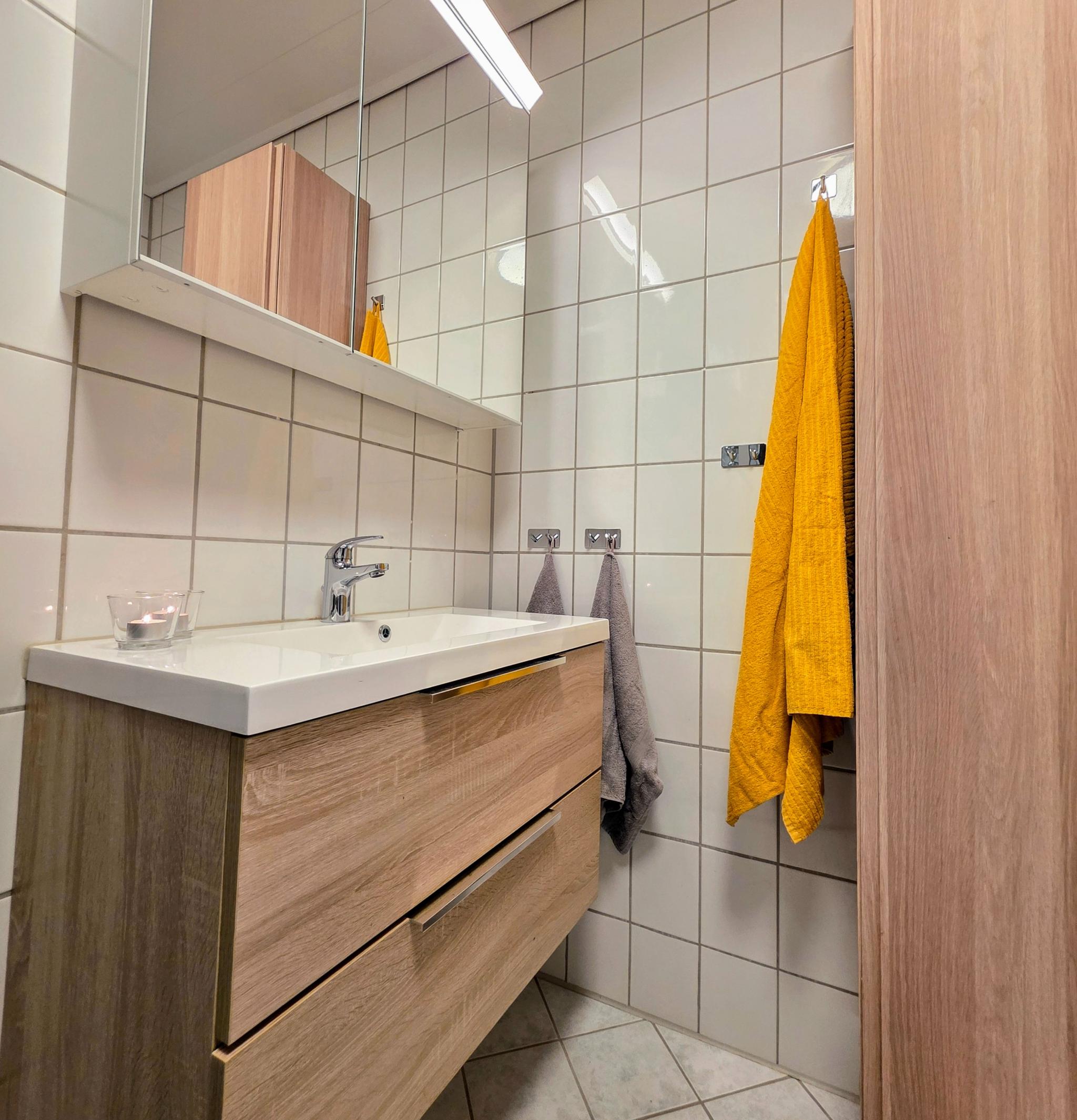 Nyere innredning, speilskap med belysning