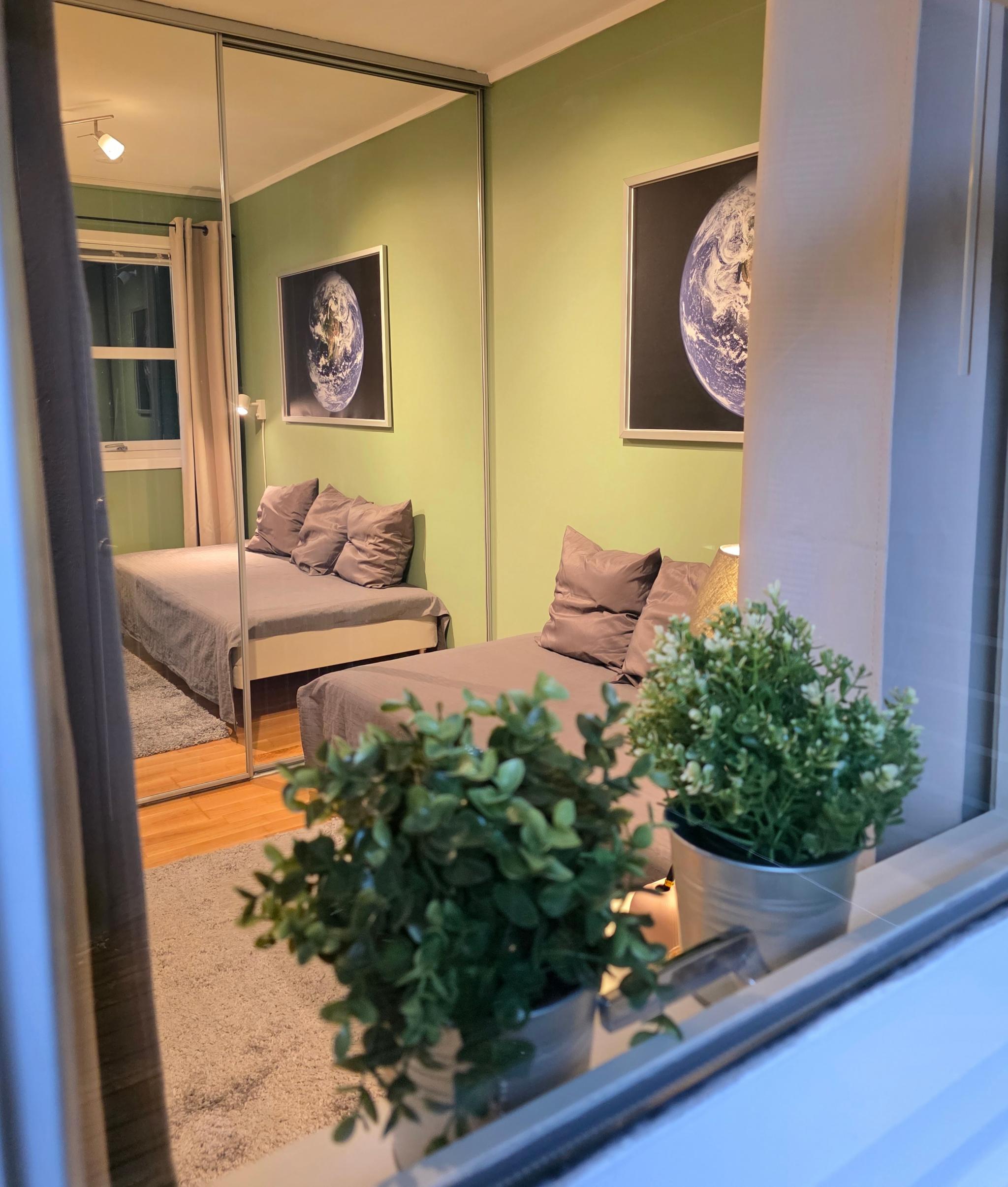 Ett av soverommene sett gjennom vinduet fra utsiden