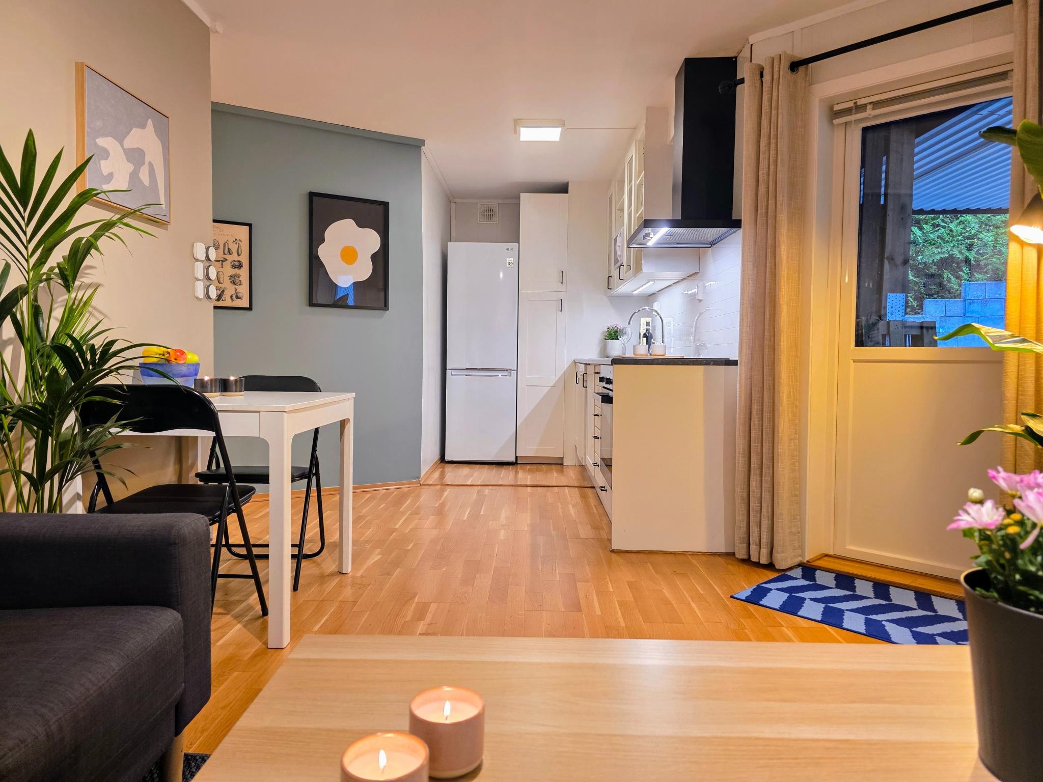 Kjøkken og utgang til stor uteplass på ca 100 m2