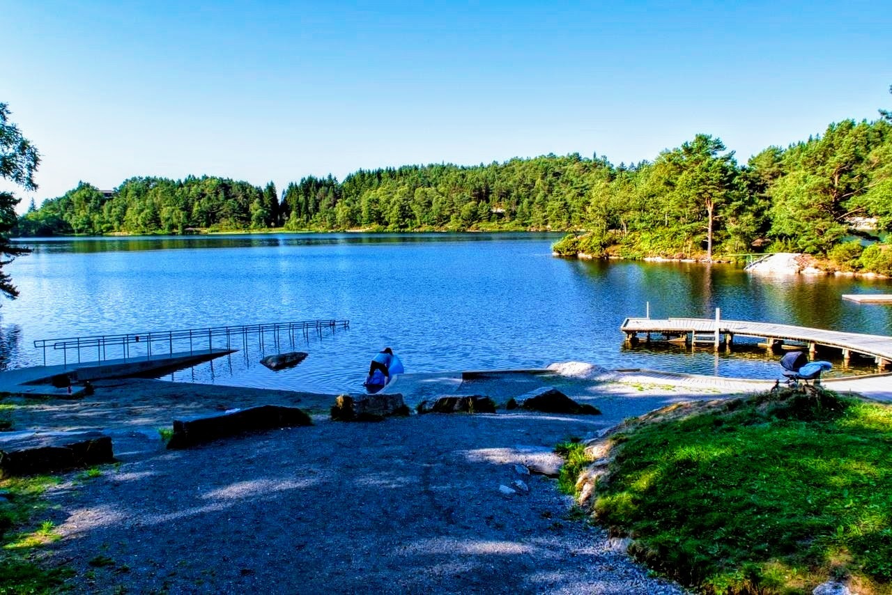Noen få minutters gange til en stor badeplass. Kan også bade like ved huset