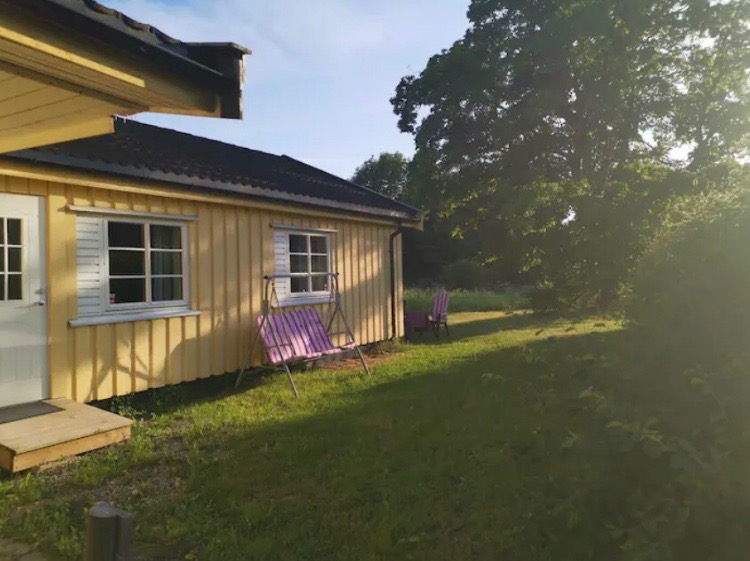 Egen inngang  på baksiden av enebolig