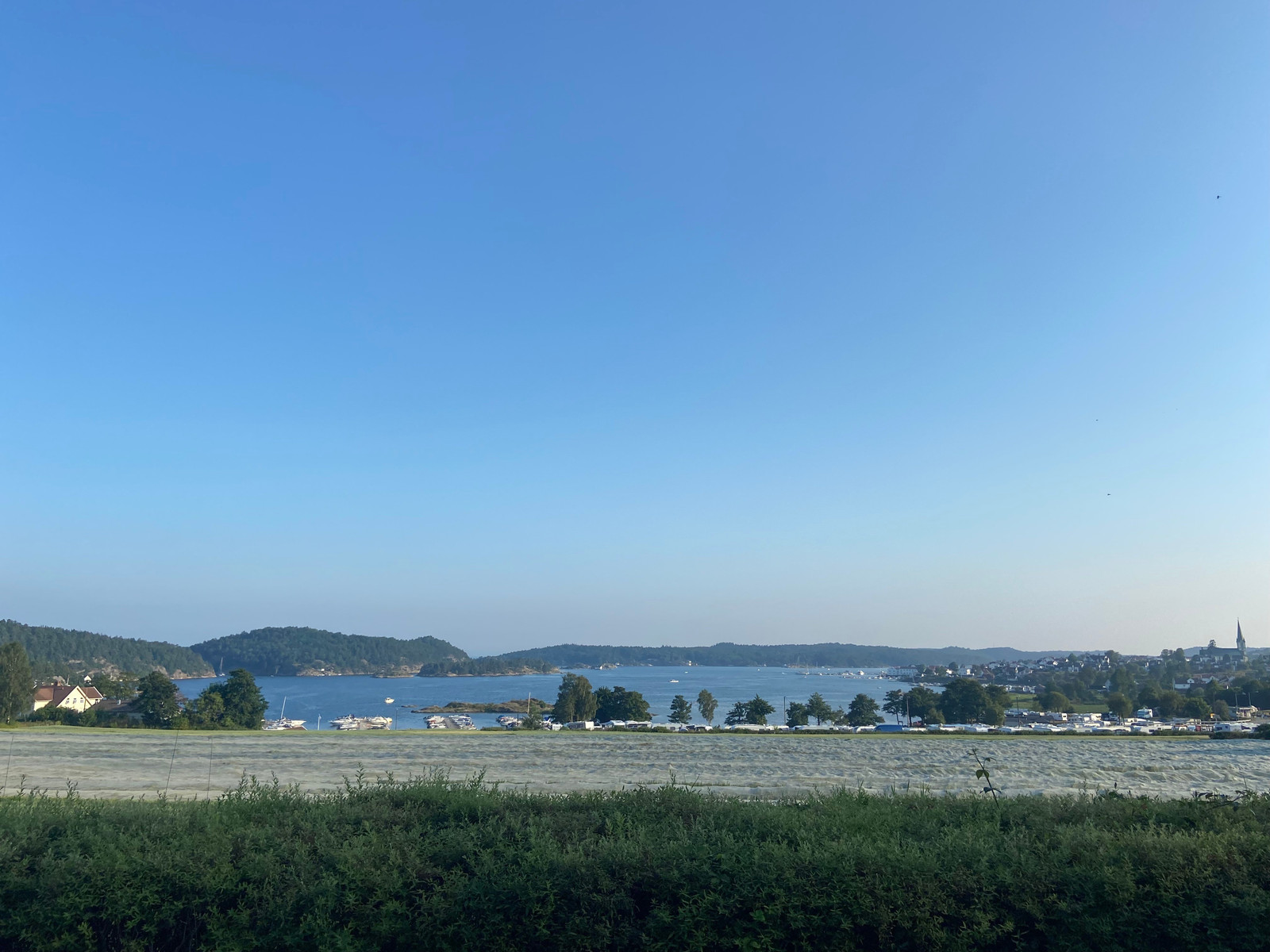 Utsikten fra stua, kjøkkenet, terrassen og hagen