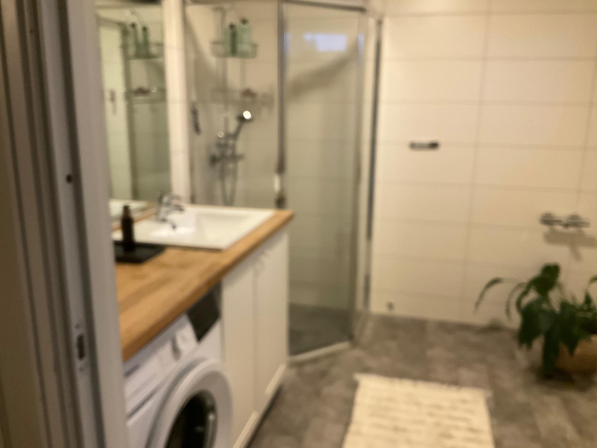 Romslig bad med mulighet å sette inn mer lagringsplass eller badekar.