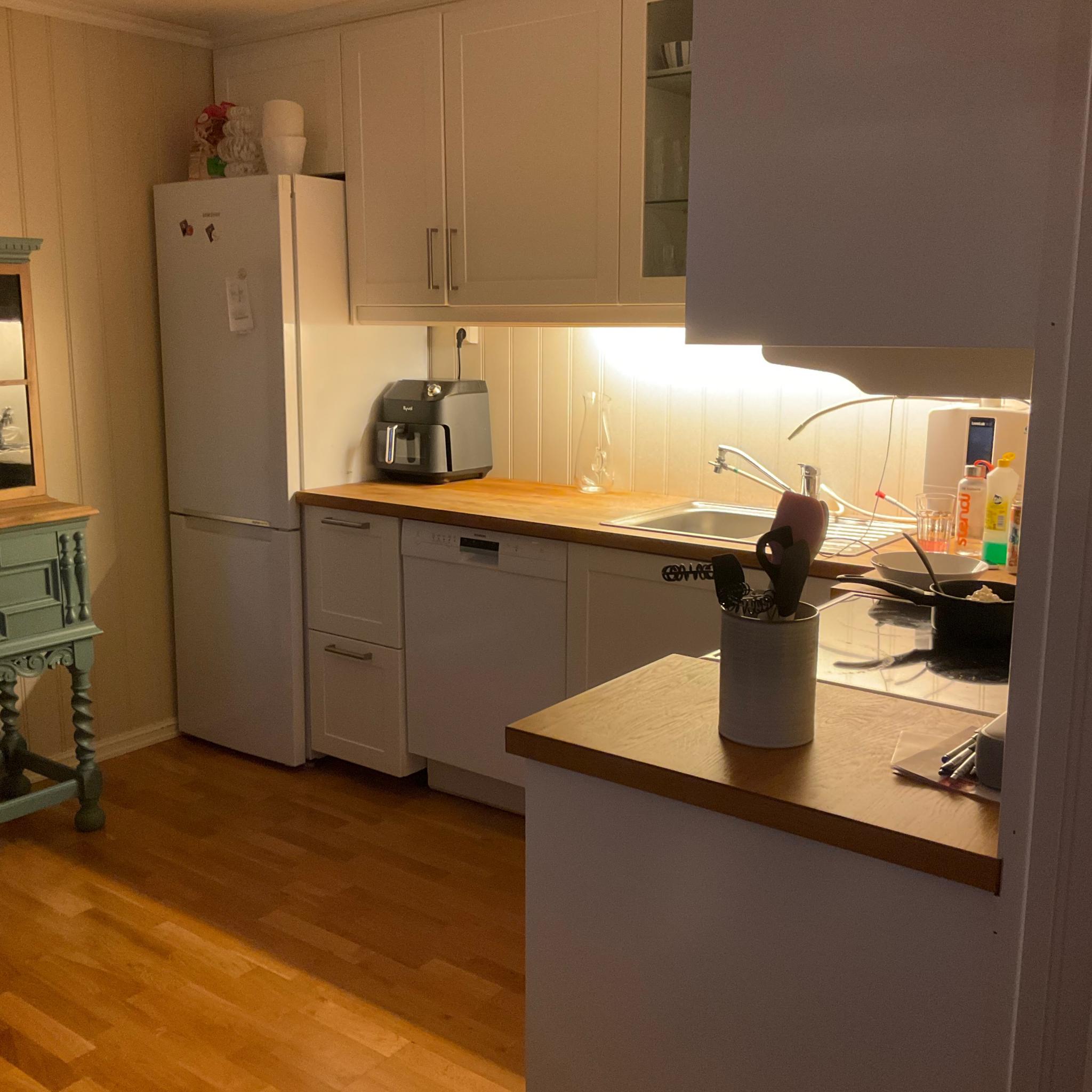 Kjøkken, m/ovn og kjøleskap/frys 