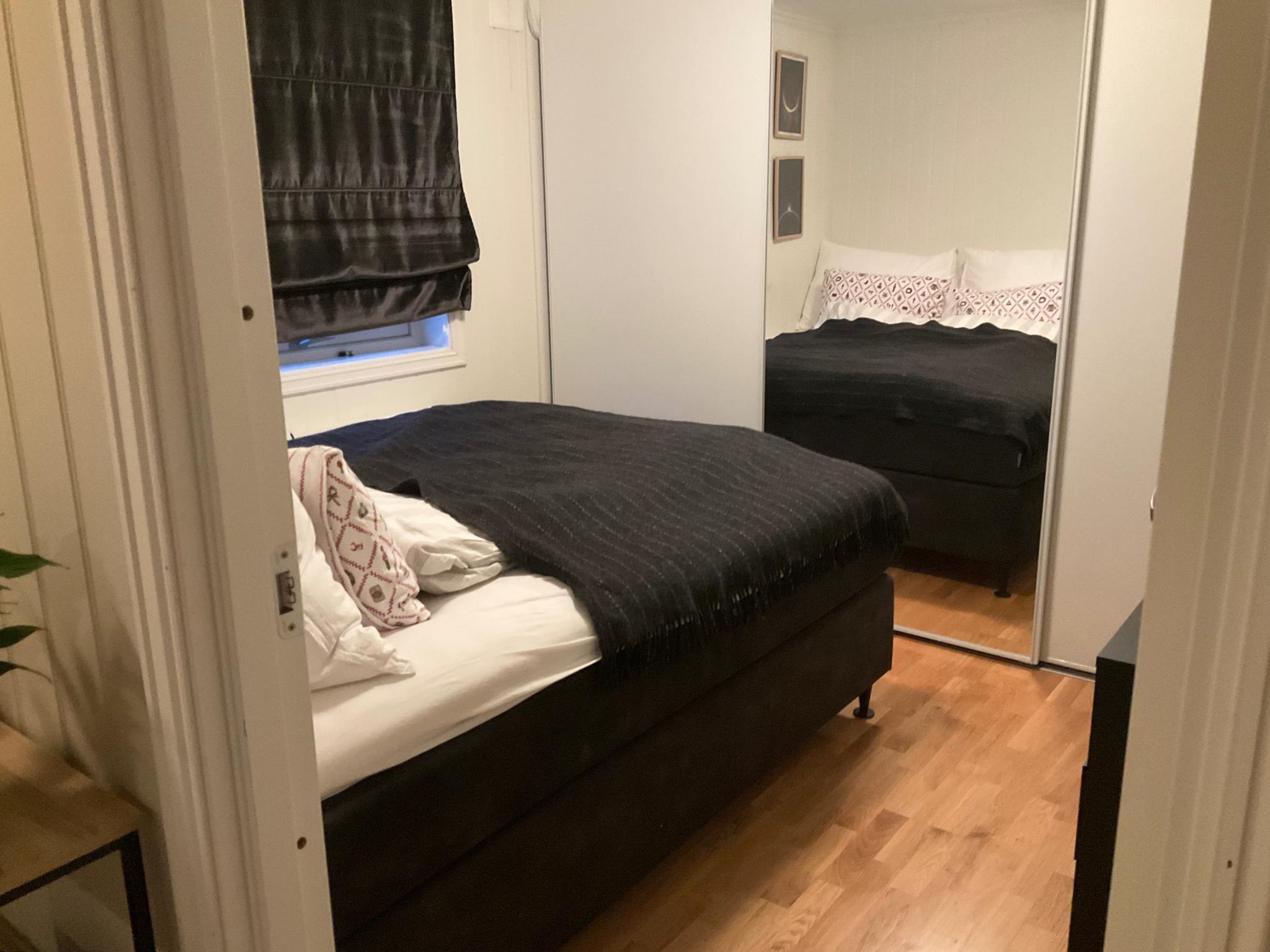 Soverom med garderobeløsning