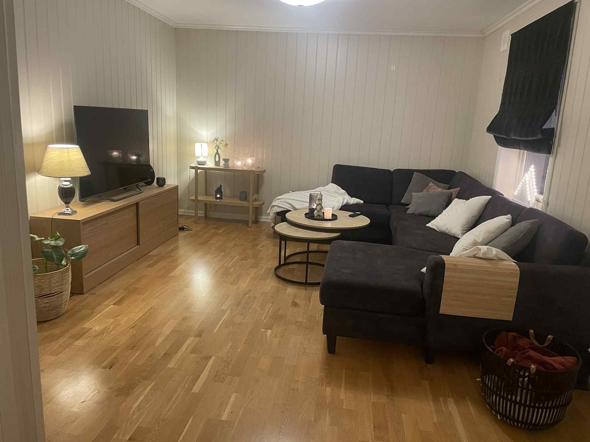 Stue, åpen løsning til kjøkken