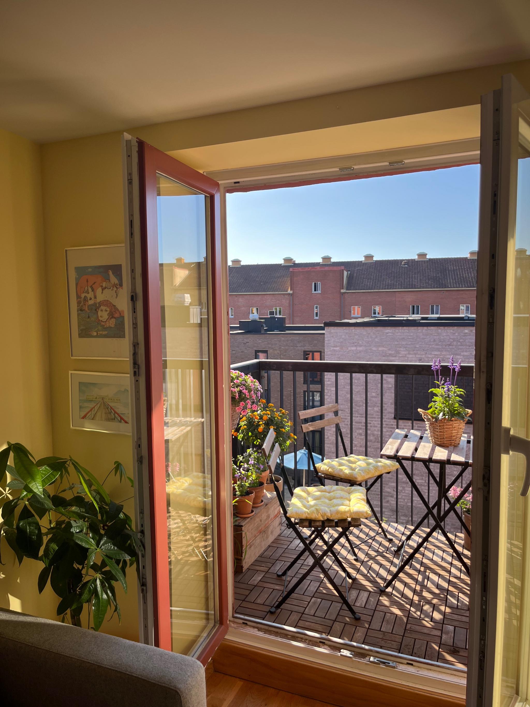 Utgang til solrik balkong fra stuen. Plass til fire personer. Sol fra ca. 14 til 20:30 om sommeren.