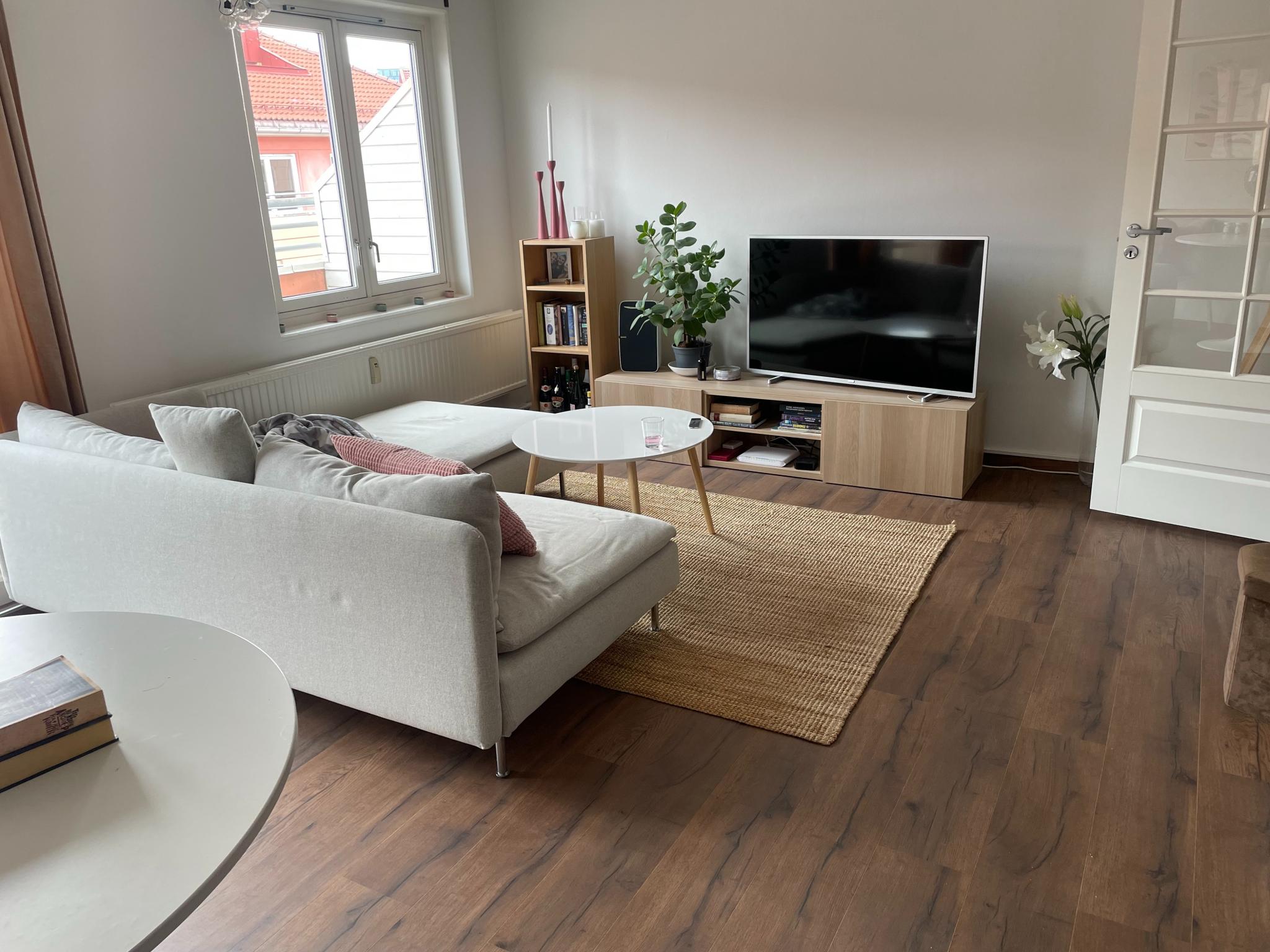 Stue. Møblene er tidliger leietakers