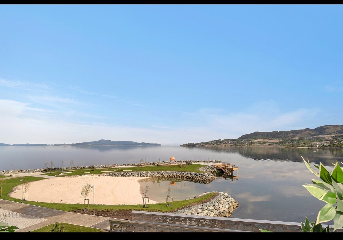 Populær sandstrand på Grilstad Marina