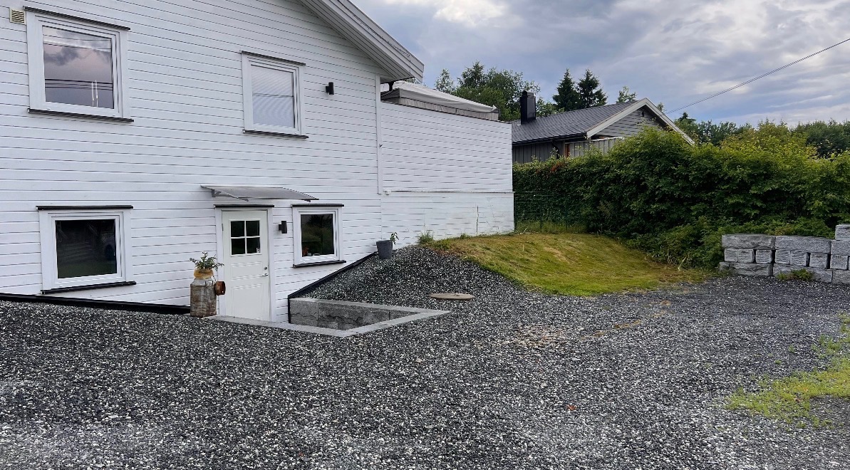 Inngang, uteområde og parkering