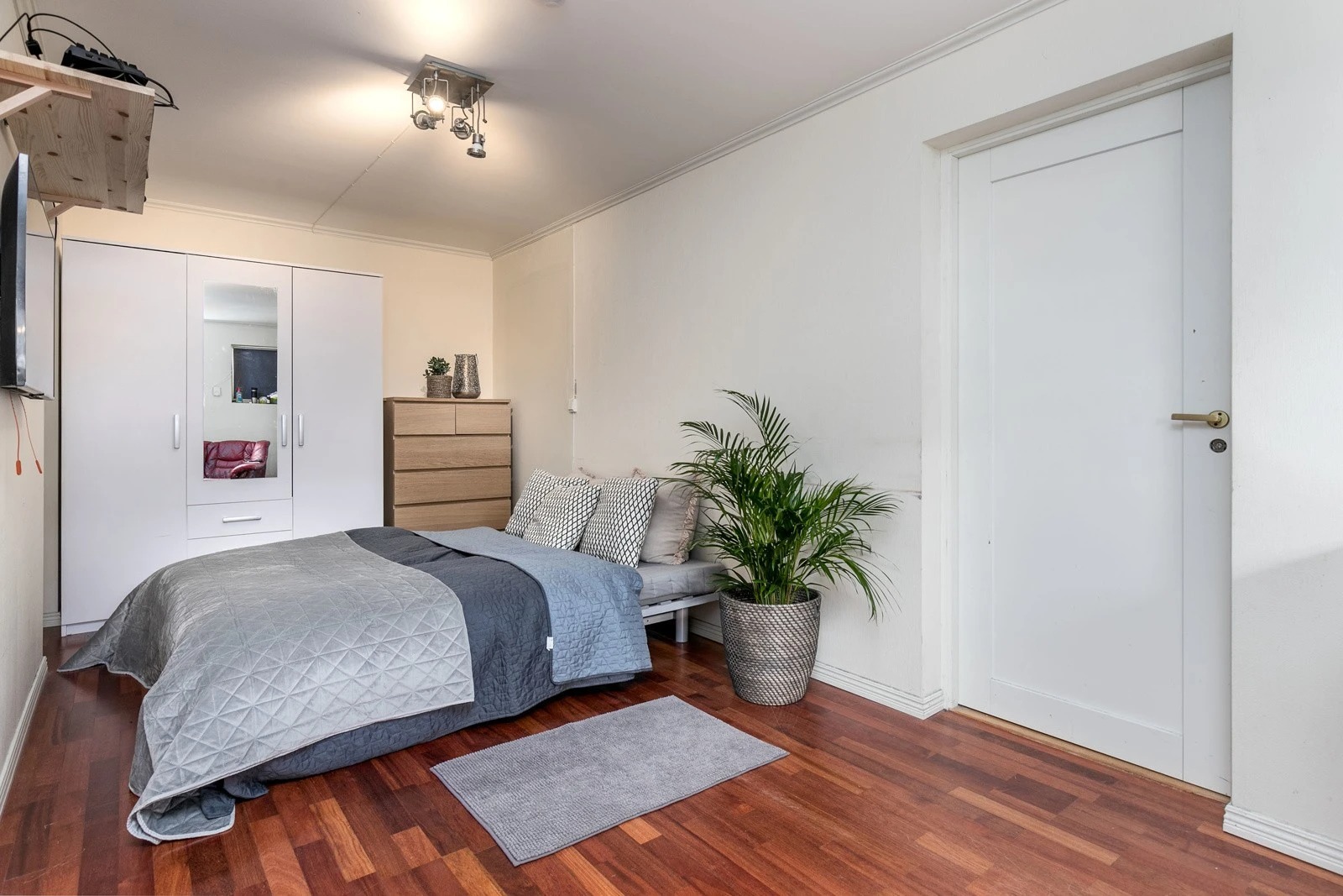 Hybeldelen har egen inngang til entre med flislagt gulv. Det er plass til et lite spisebord, seng og garderobeskap. Vannbåren varme i gulvet.