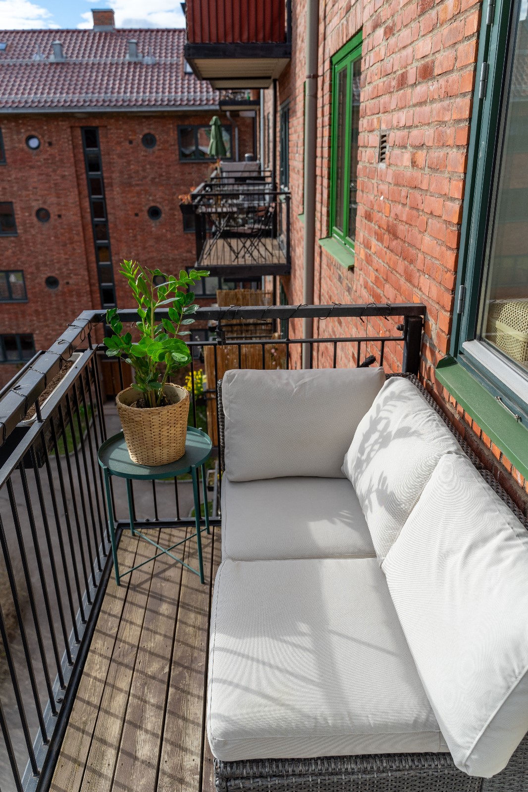 Balkong med gode solforhold. Møbler følger med leiligheten. 