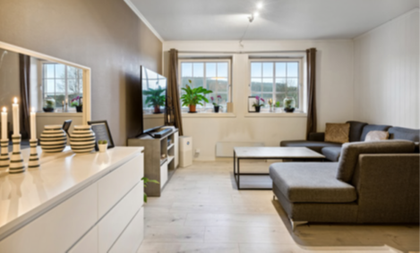 Det er lagt et pent nytt gulv i stue, kjøkken, entre og soverom i løpet av det siste aret.