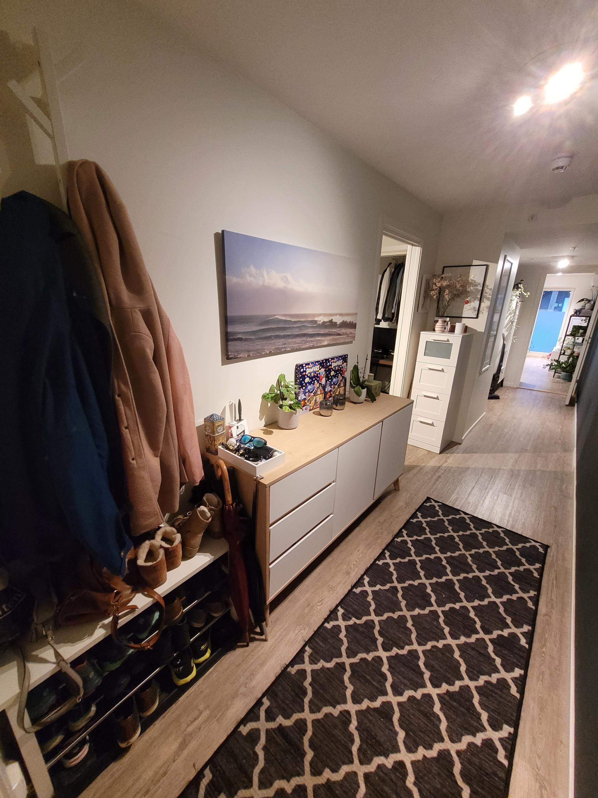 Stor og fin entre plass til sko og yttertøy.