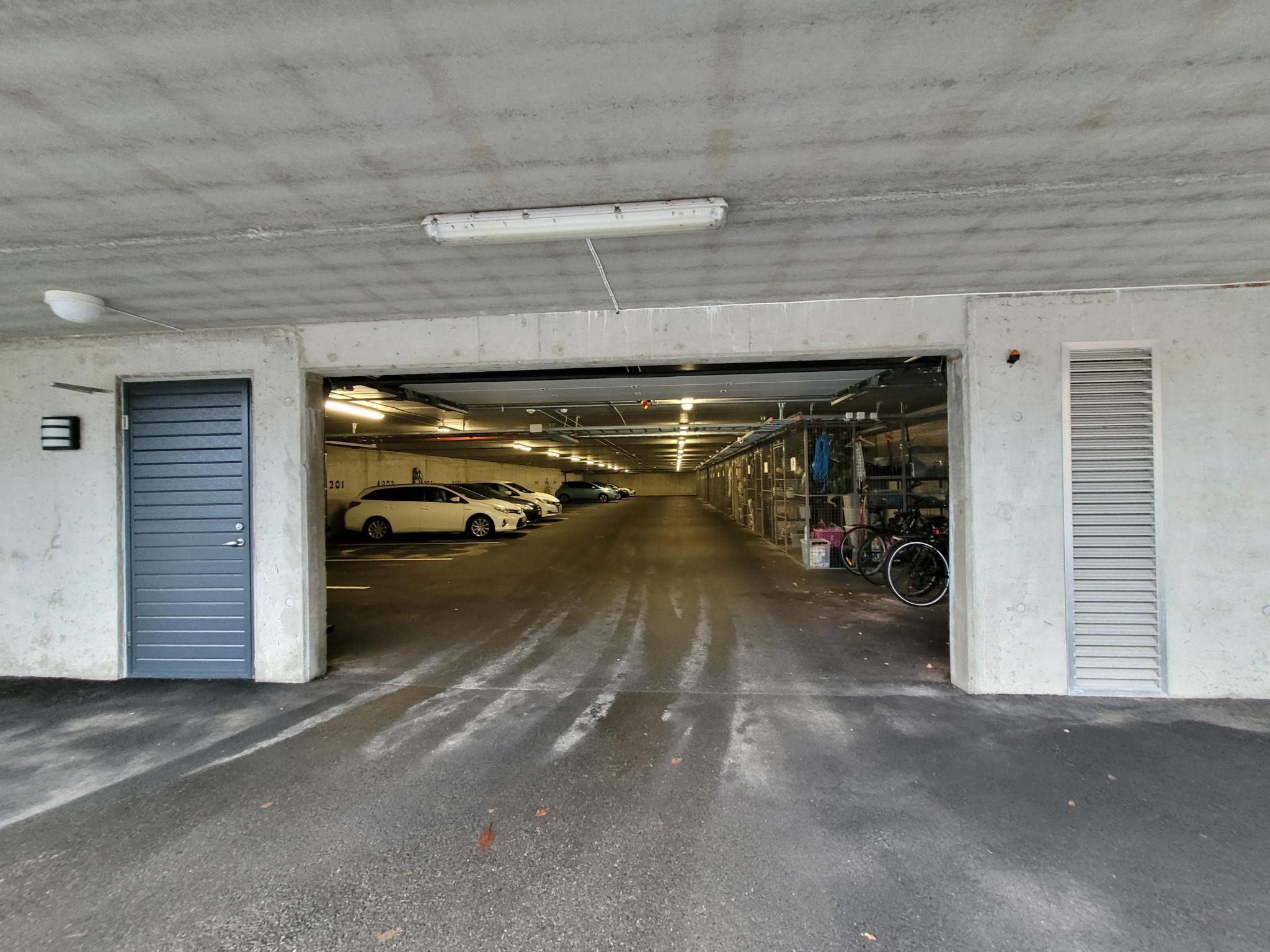 Stor og fin fellesgarasje med boder