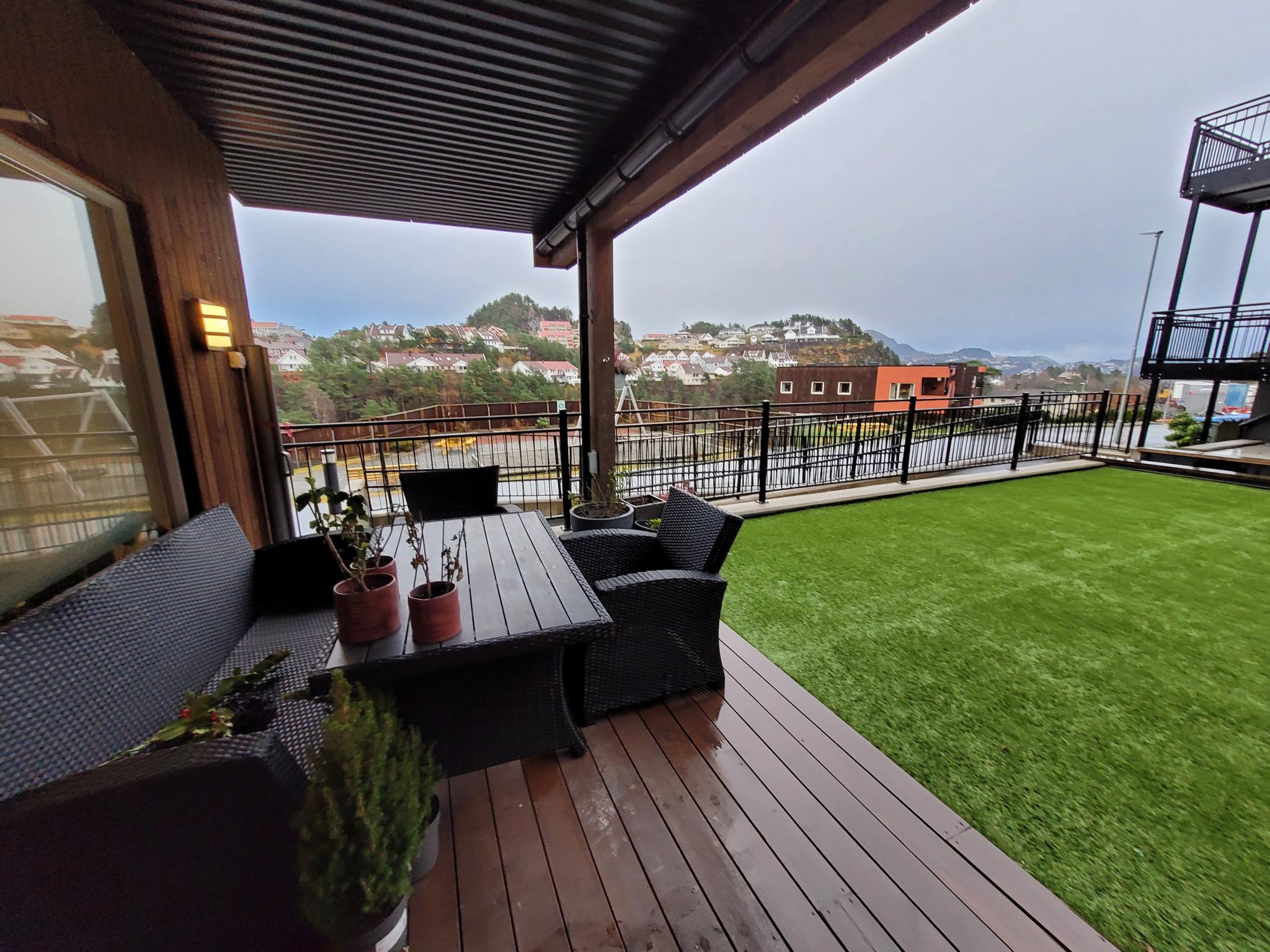 Egen terasse med utgang fra stue på 10 m2. Hagemøbler medfølger