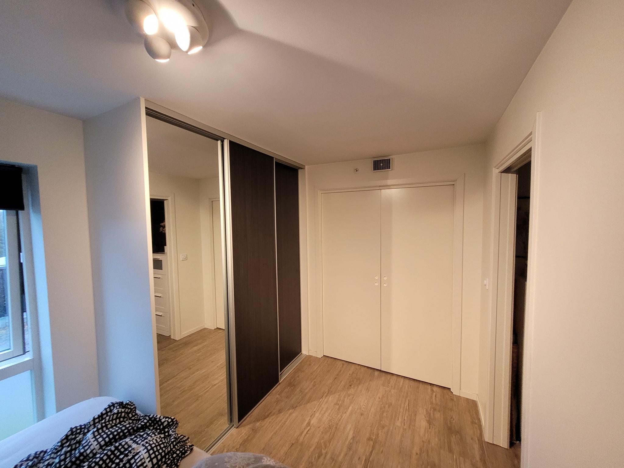 Stort HTH garderobe og egen inngang til bod/Walk-in closet