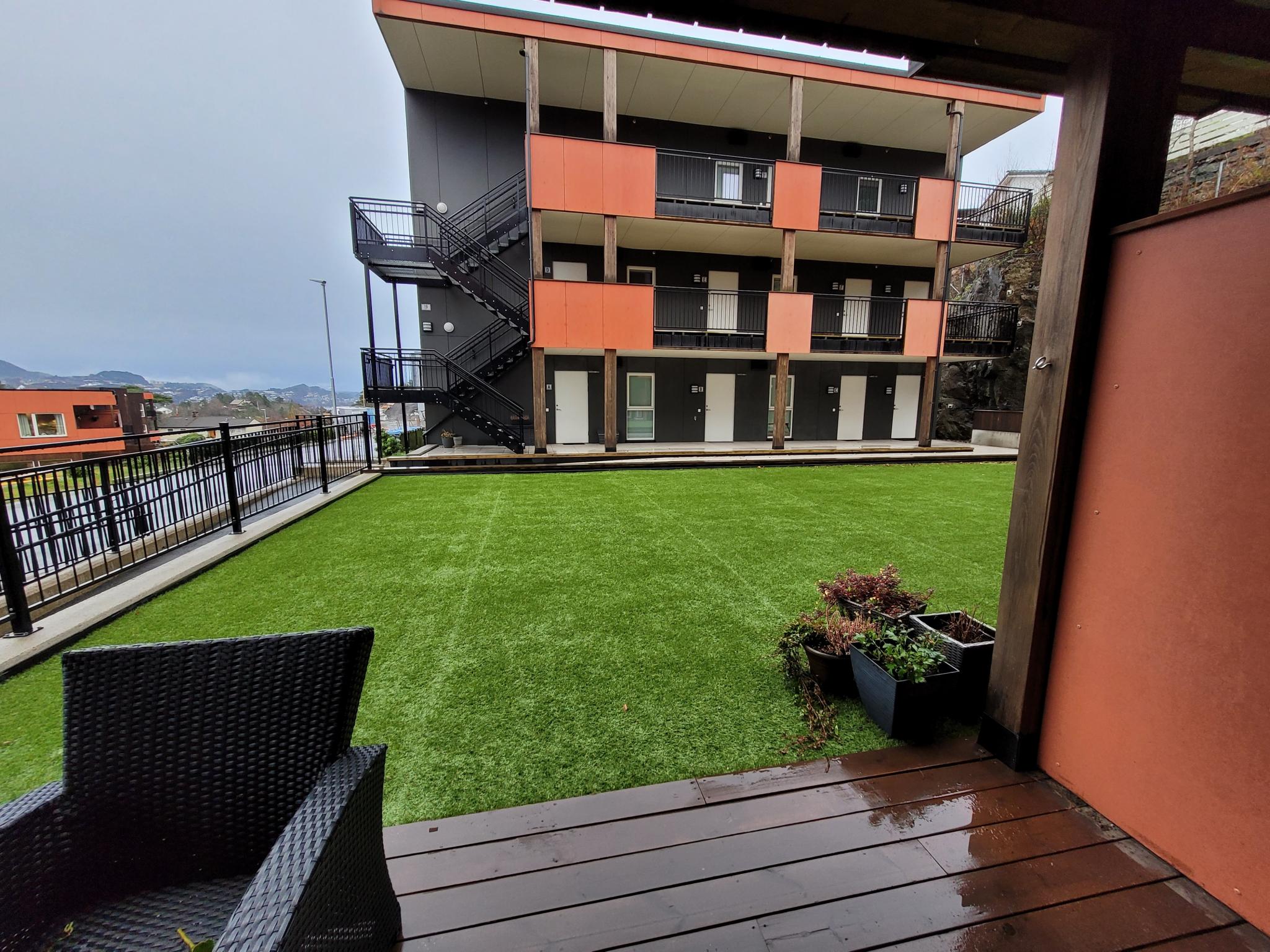 Stor og fin fellesplen mellom byggene som man kan benytte