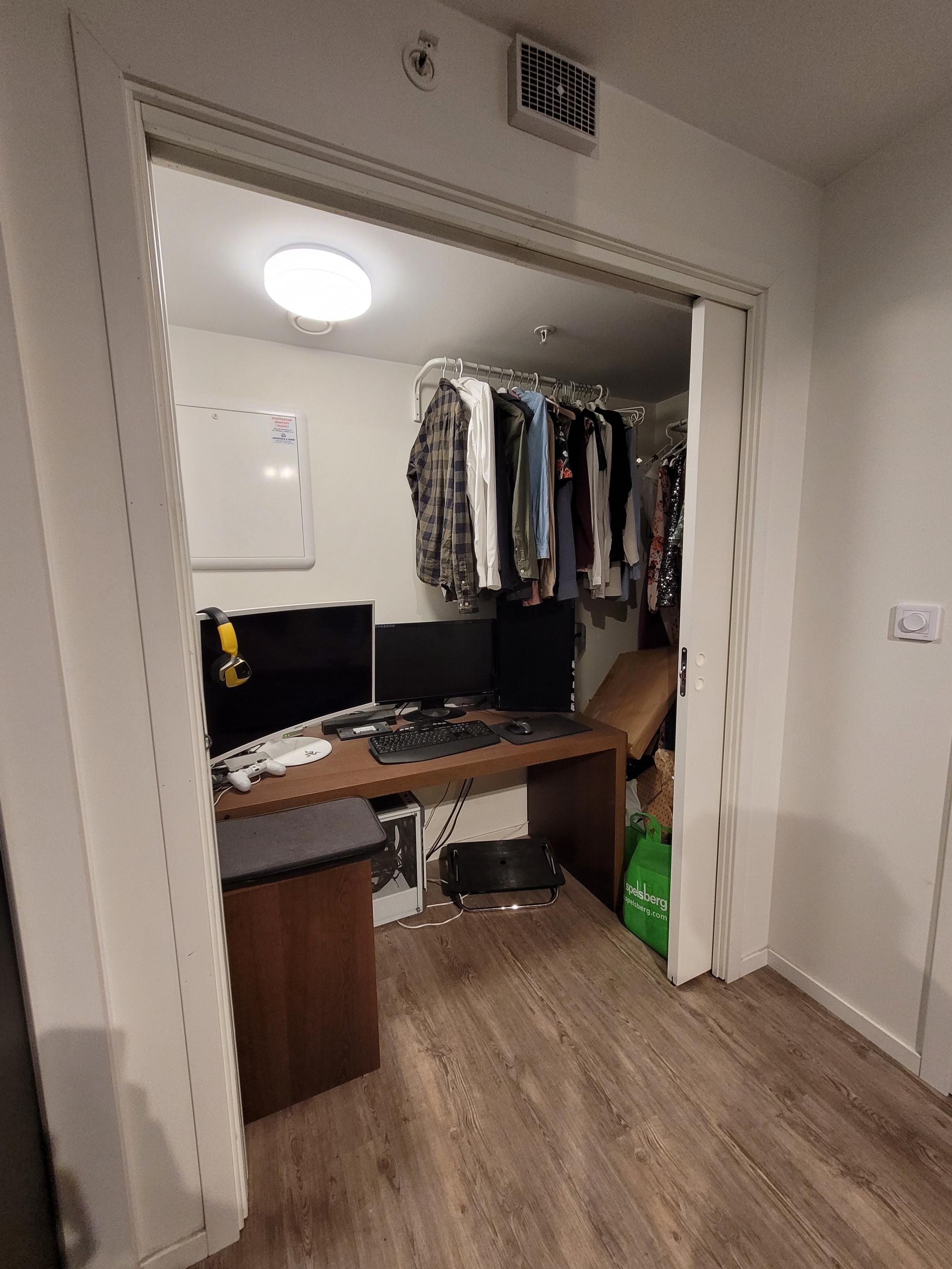 Bod har plass til både pc-pult og klær.