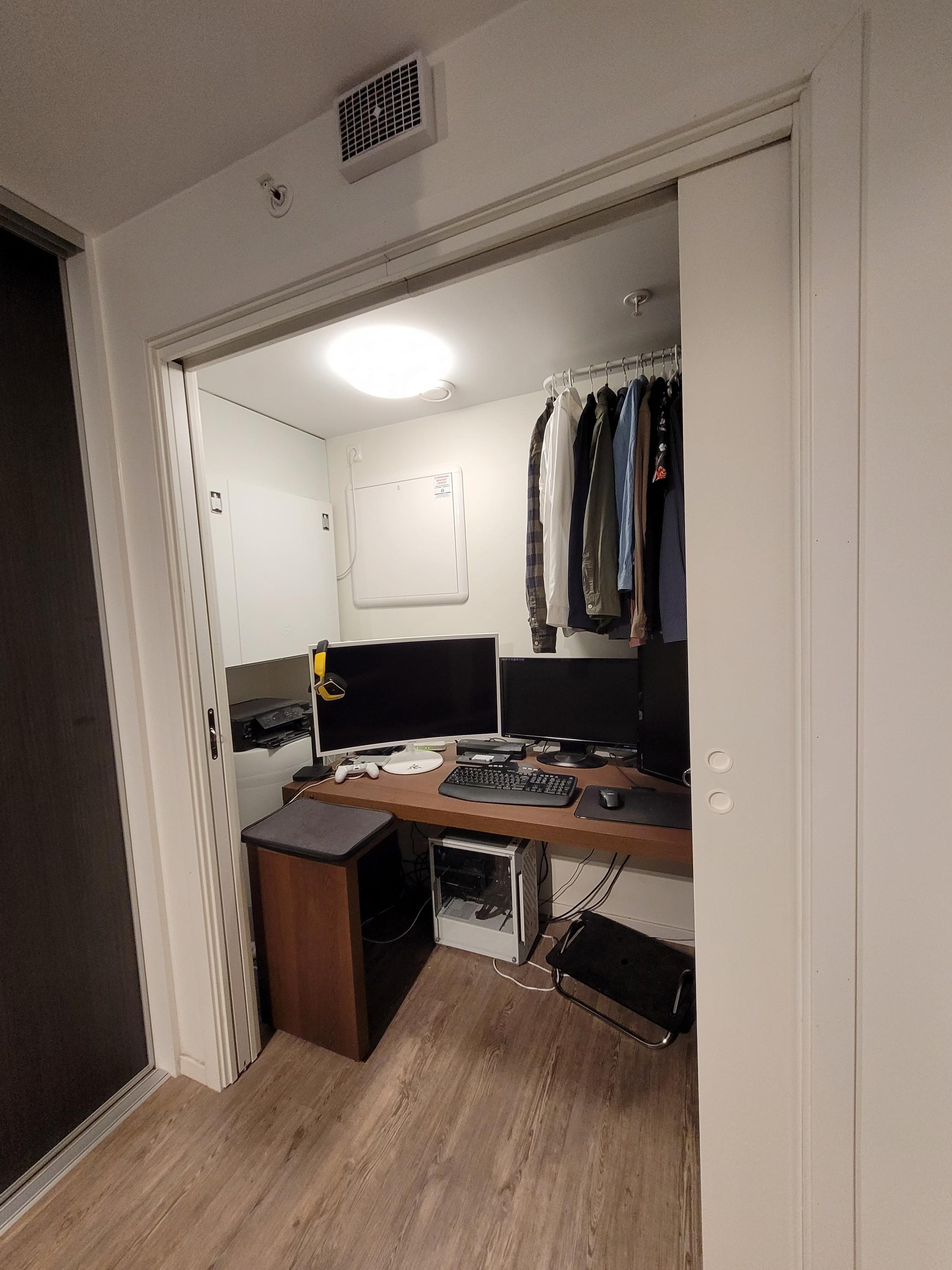.Bod har plass til både pc-pult og klær.