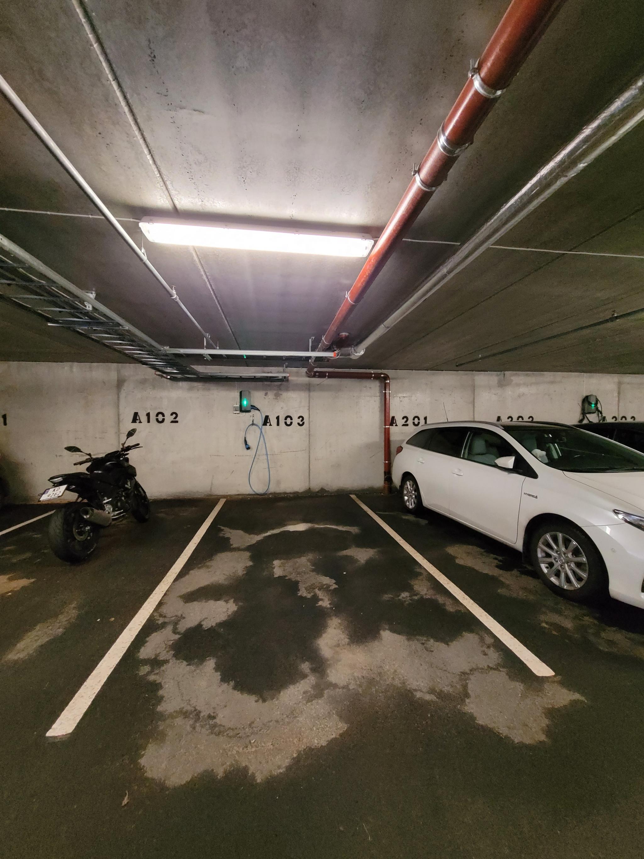 Leiligheten har egen parkeringsplass i garasjen med egen Elbillader. (Oppdatert til Zaptec Pro)
