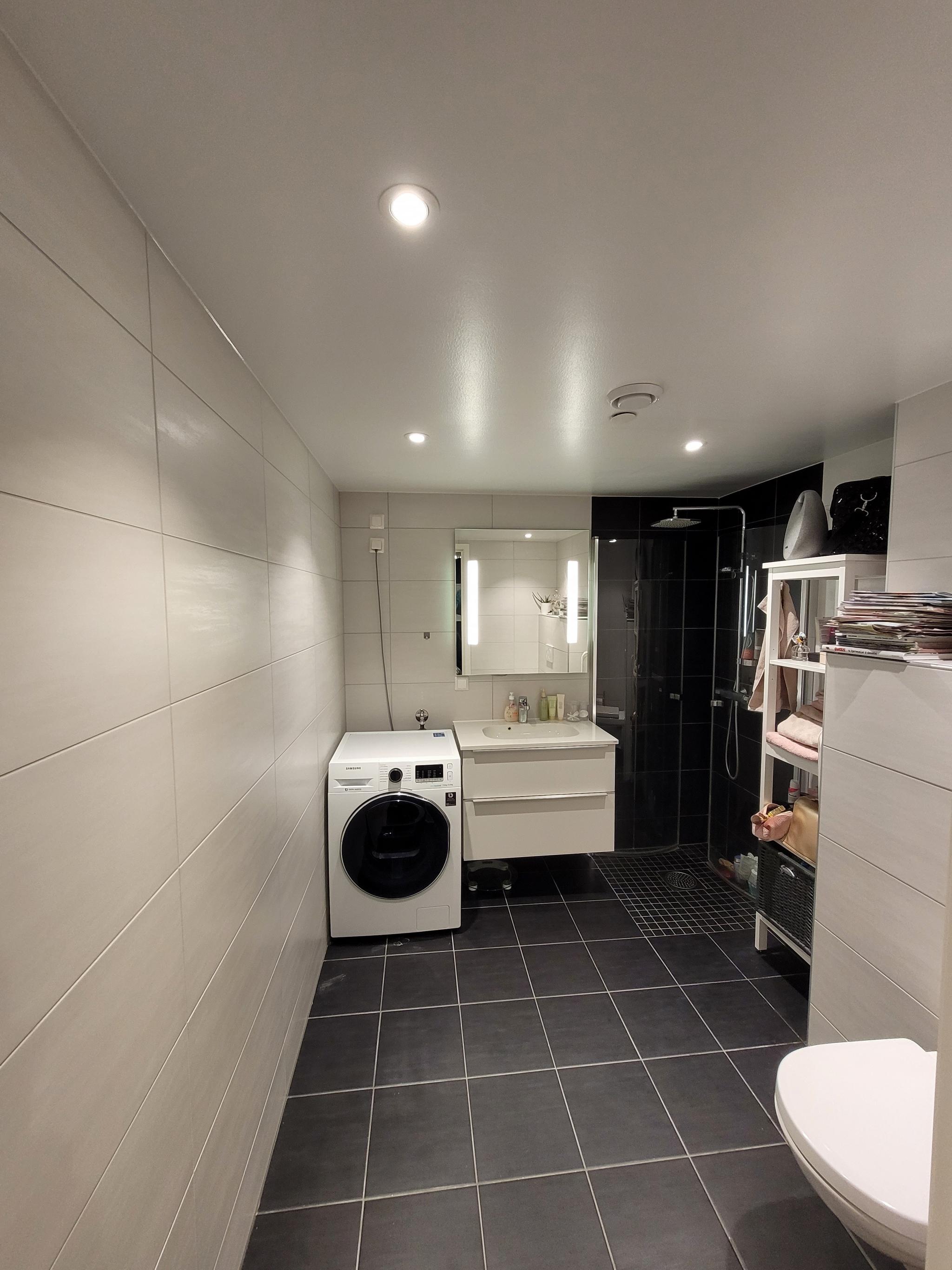Stort og fint bad med moderne fliser og opplegg for vaskemaskin og tørketrommel. 
Vaskemaskin med vask og tørketrommel medfølger leiligheten om ønskelig.