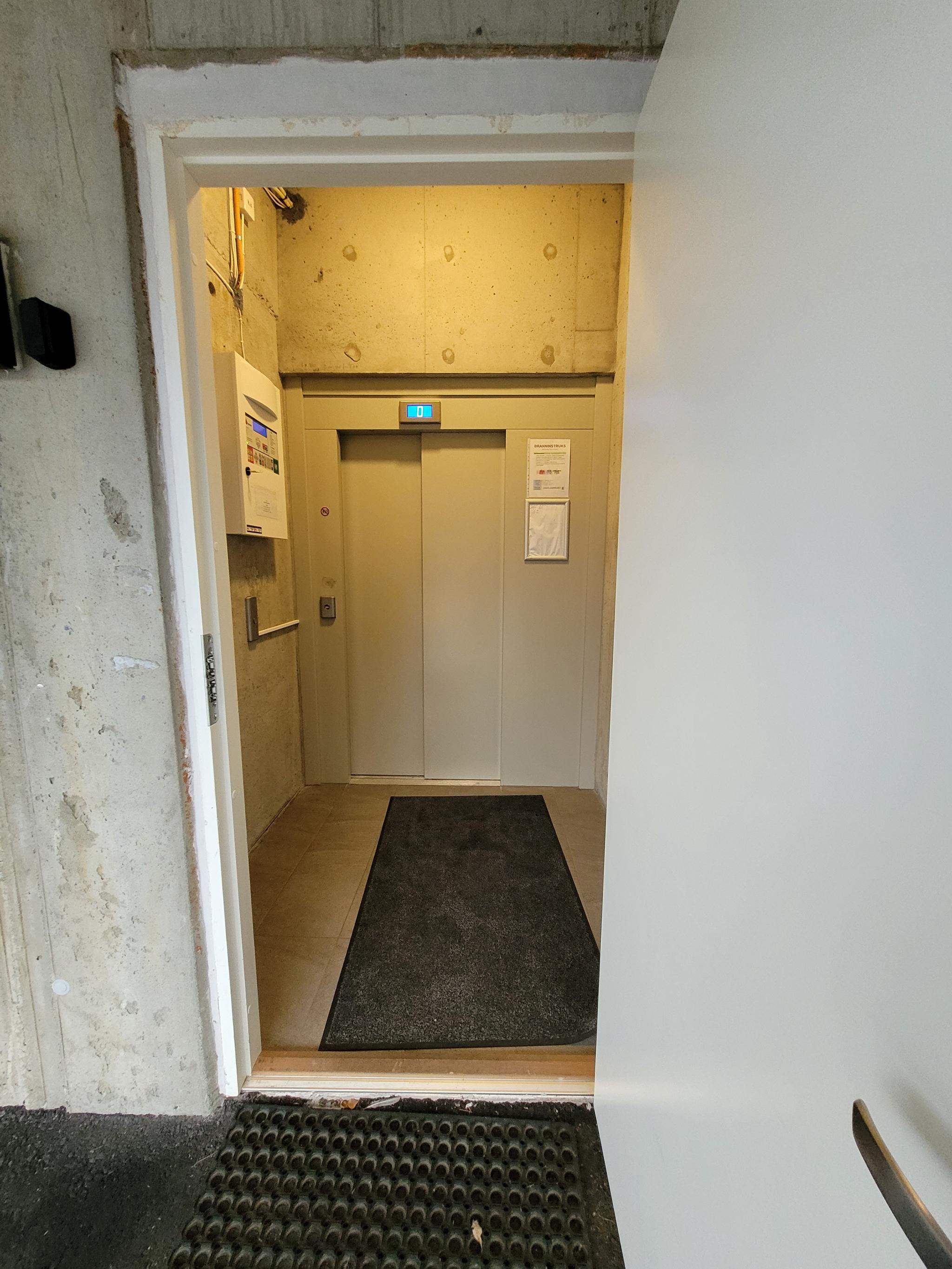 Det finnes egen heis opp til leilighetene.