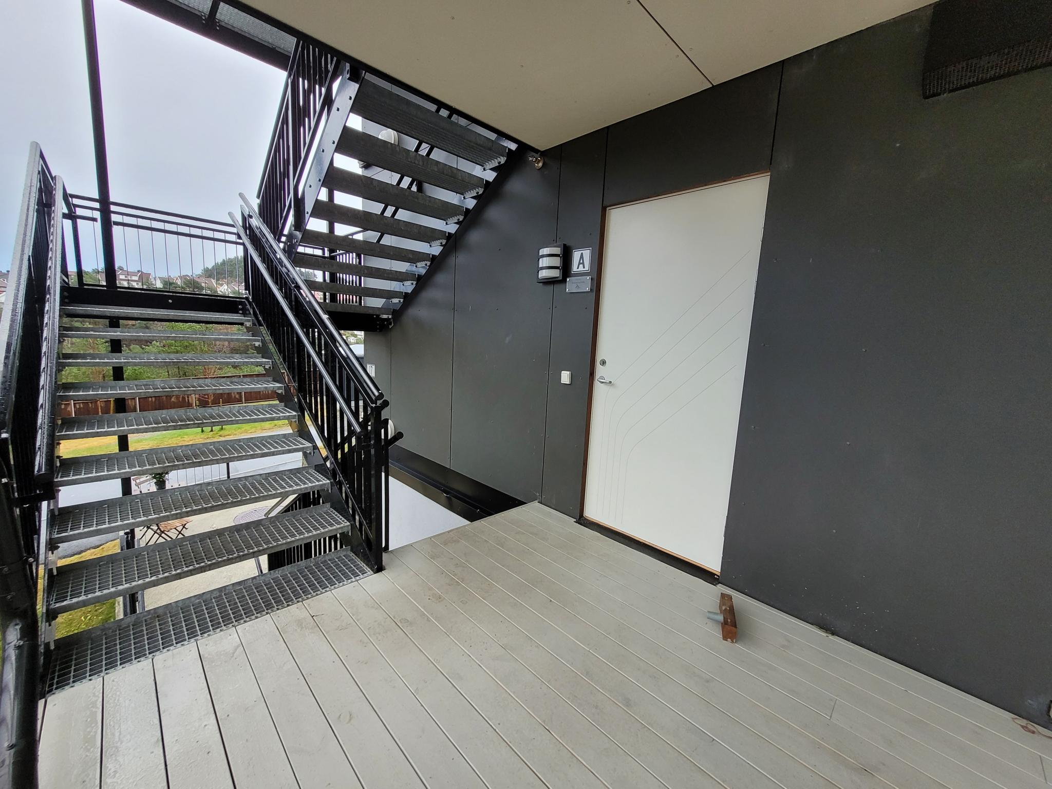 Egen inngang for leiligheten i 1 etg.