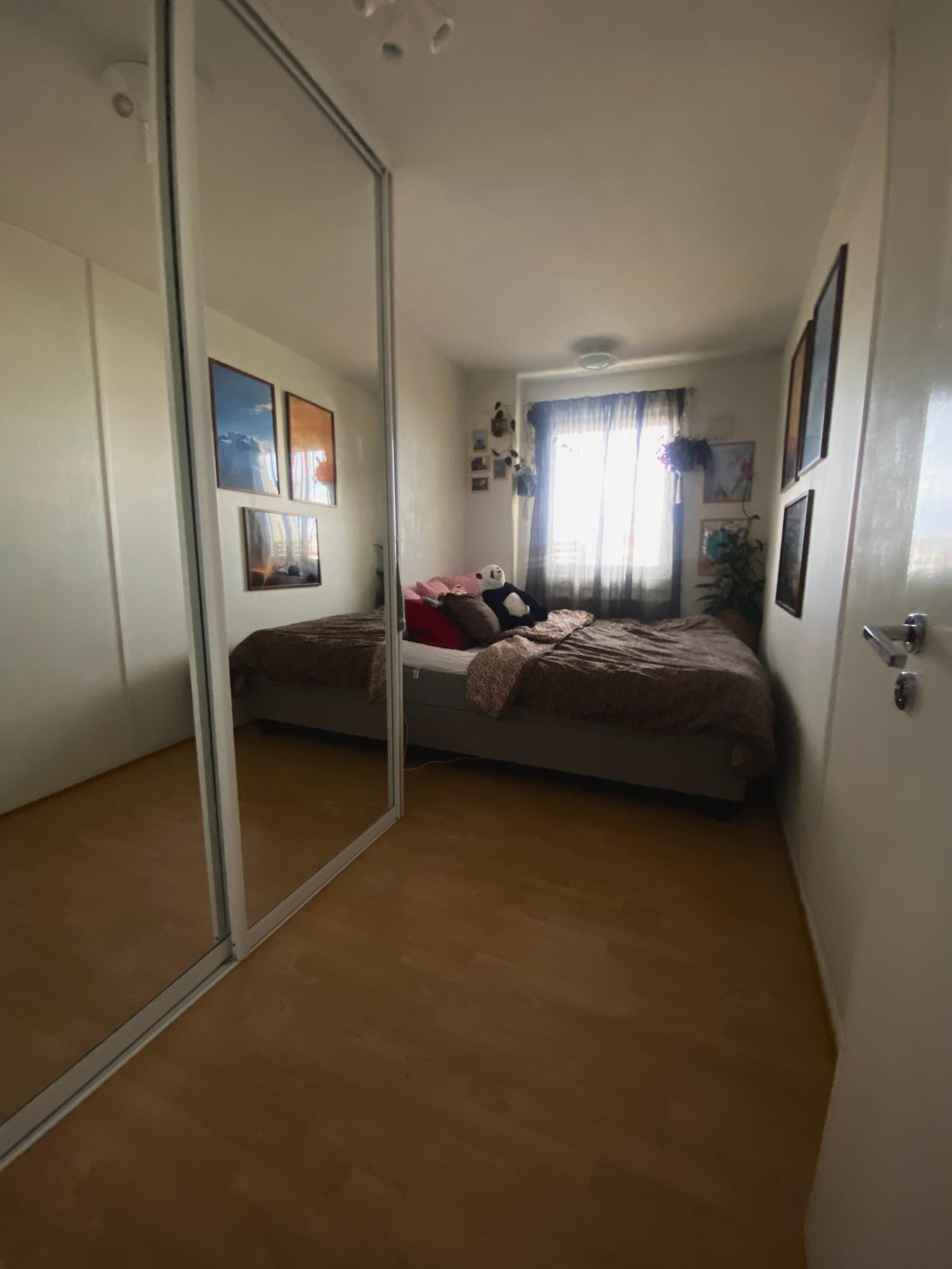 Soverom med speilgarderobe