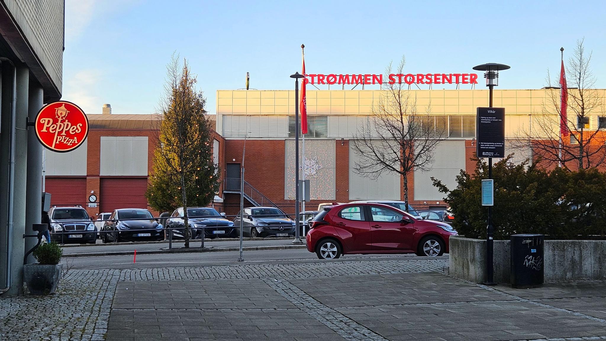 Peppes i underetasjen og Strømmen Storsenter som nabobygg